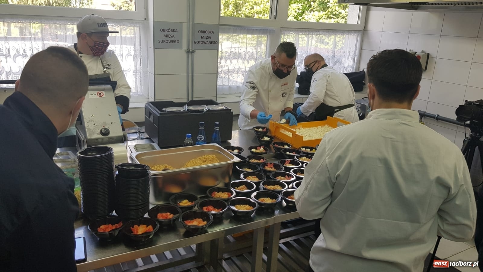 Zdjęcie w galerii na portalu naszraciborz.pl: Najlepsi kucharze z całej Polski szykują posiłki dla kadry szpitala wiadomości z regionu