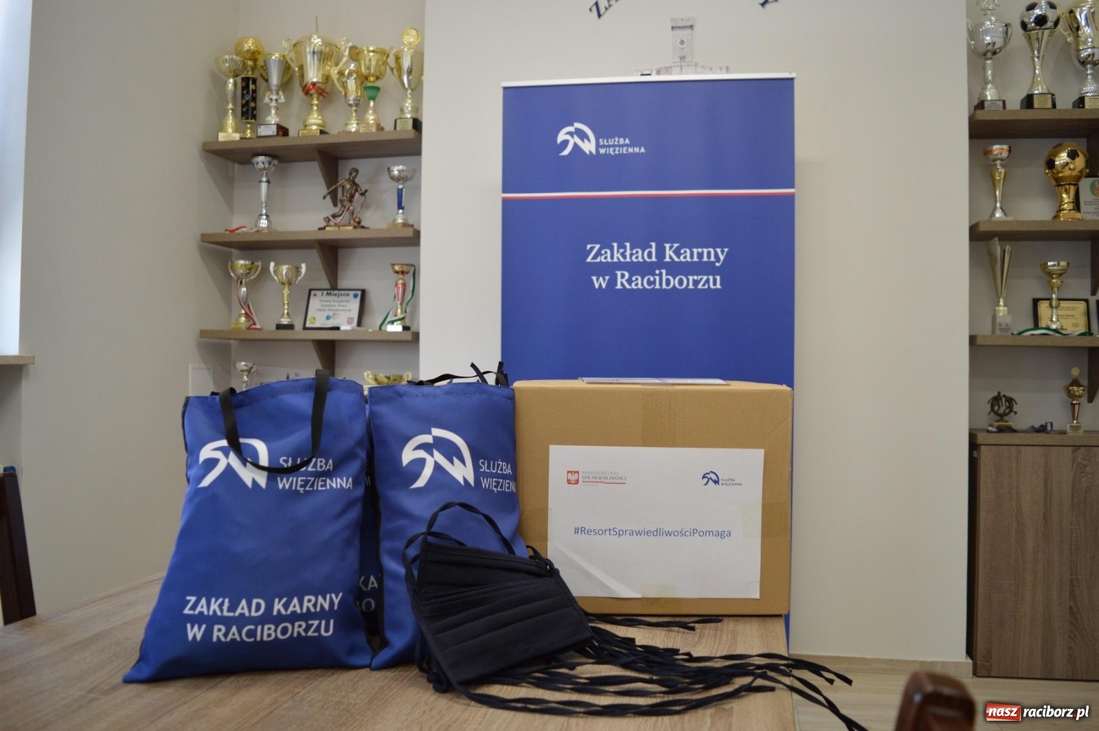 Zdjęcie w galerii na portalu naszraciborz.pl: Więźniowie z Raciborza szyją maseczki śląskim policjantom wiadomości z regionu