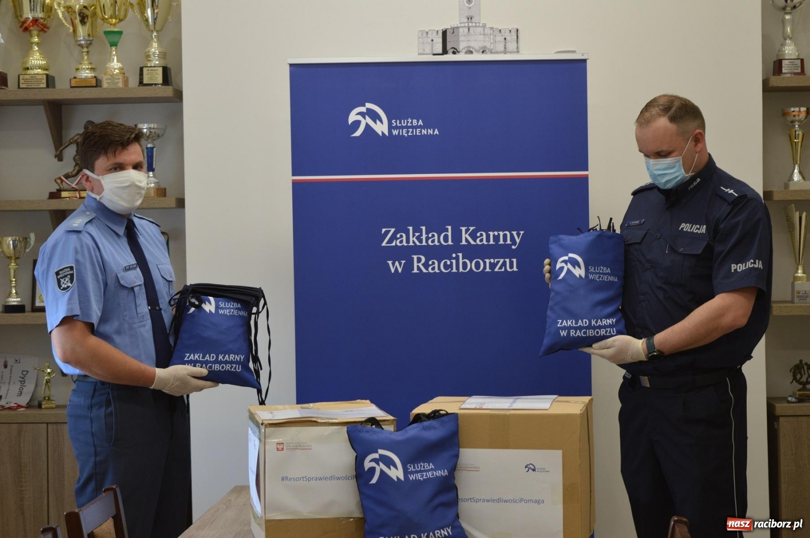 Zdjęcie w galerii na portalu naszraciborz.pl: Więźniowie z Raciborza szyją maseczki śląskim policjantom wiadomości z regionu