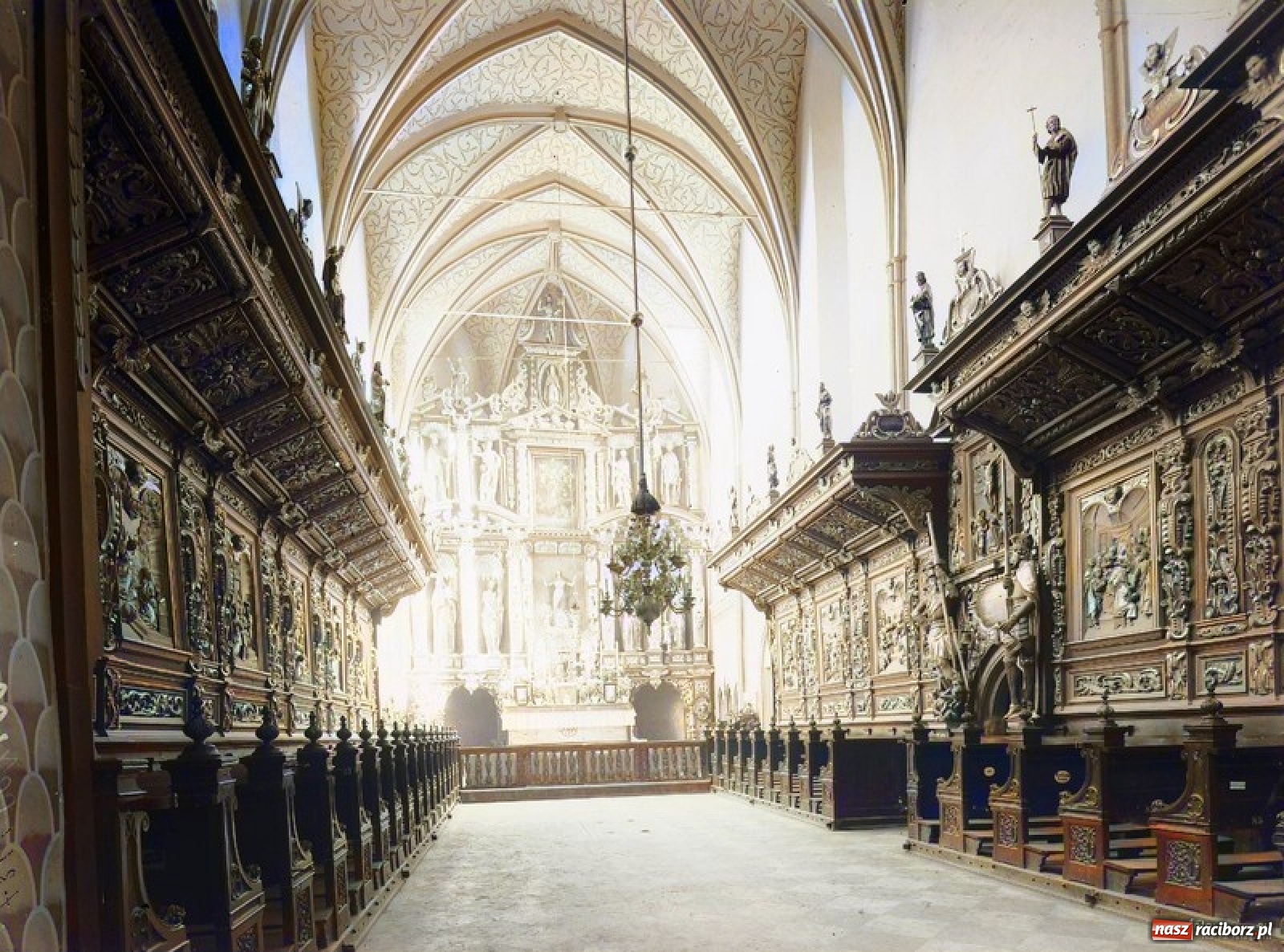 Zdjęcie w galerii na portalu naszraciborz.pl: Przedwojenny Ratibor w kolorze. Jak naprawdę wyglądały stalle w kościele farnym wiadomości z regionu