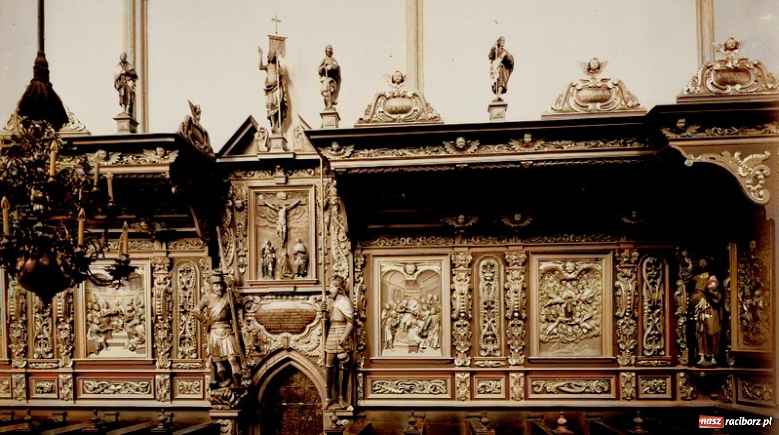 Zdjęcie w galerii na portalu naszraciborz.pl: Przedwojenny Ratibor w kolorze. Jak naprawdę wyglądały stalle w kościele farnym wiadomości z regionu
