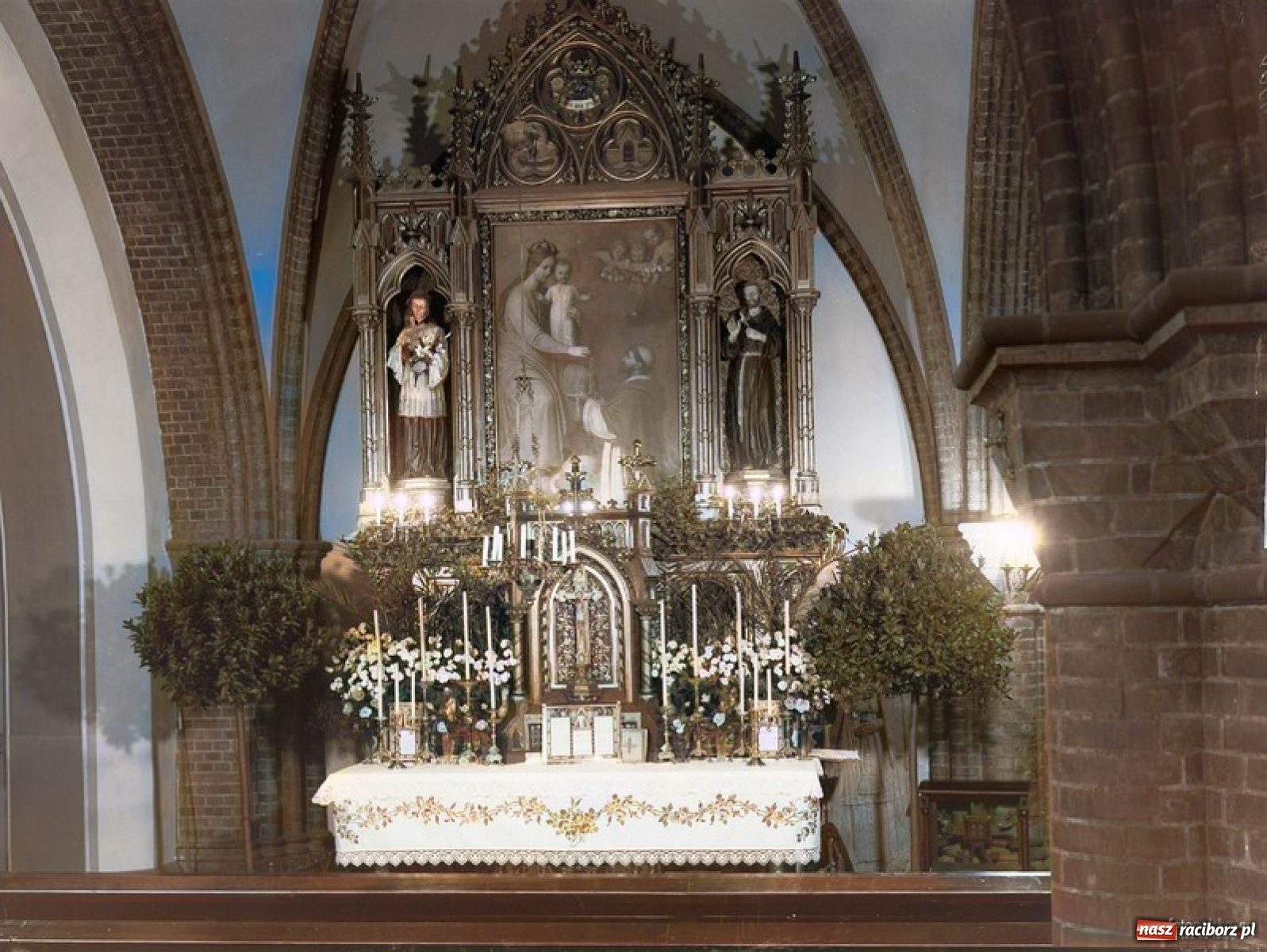 Zdjęcie w galerii na portalu naszraciborz.pl: Przedwojenny Ratibor w kolorze. Jak naprawdę wyglądały stalle w kościele farnym wiadomości z regionu