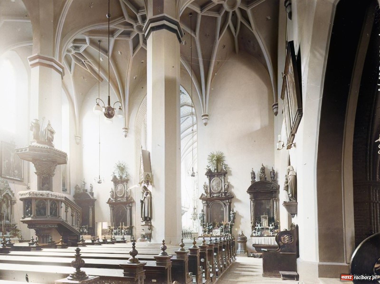 Zdjęcie w galerii na portalu naszraciborz.pl: Przedwojenny Ratibor w kolorze. Jak naprawdę wyglądały stalle w kościele farnym wiadomości z regionu