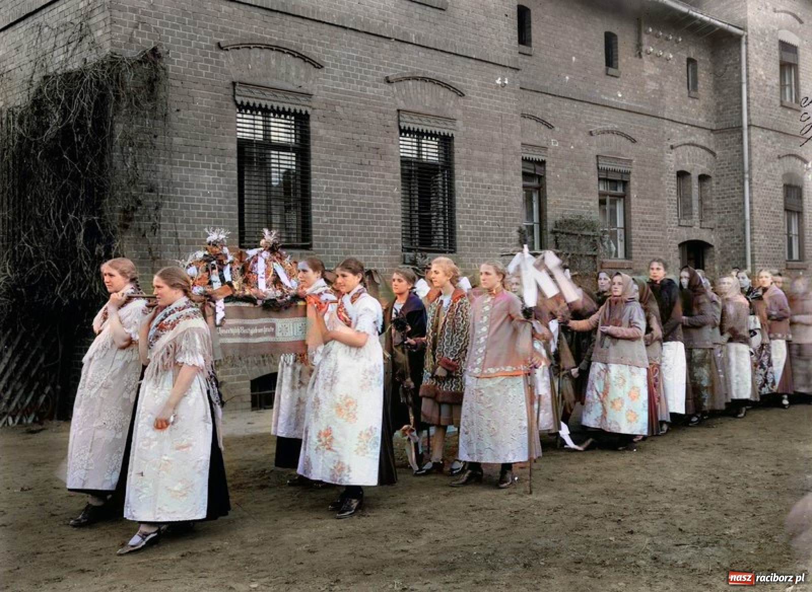 Zdjęcie w galerii na portalu naszraciborz.pl: Przedwojenny Ratibor w kolorze. Jak naprawdę wyglądały stalle w kościele farnym wiadomości z regionu