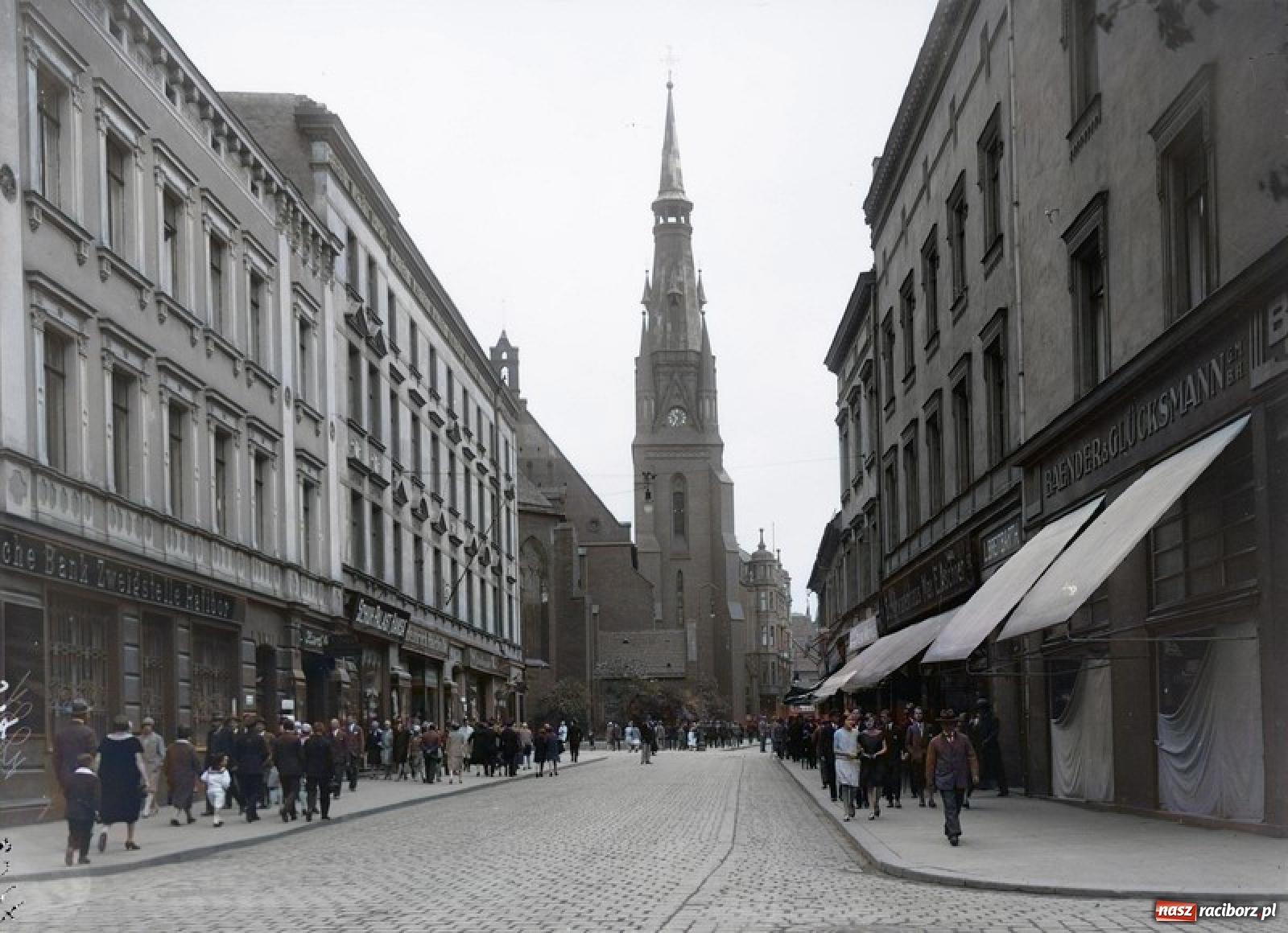 Zdjęcie w galerii na portalu naszraciborz.pl: Przedwojenny Ratibor w kolorze. Jak naprawdę wyglądały stalle w kościele farnym wiadomości z regionu