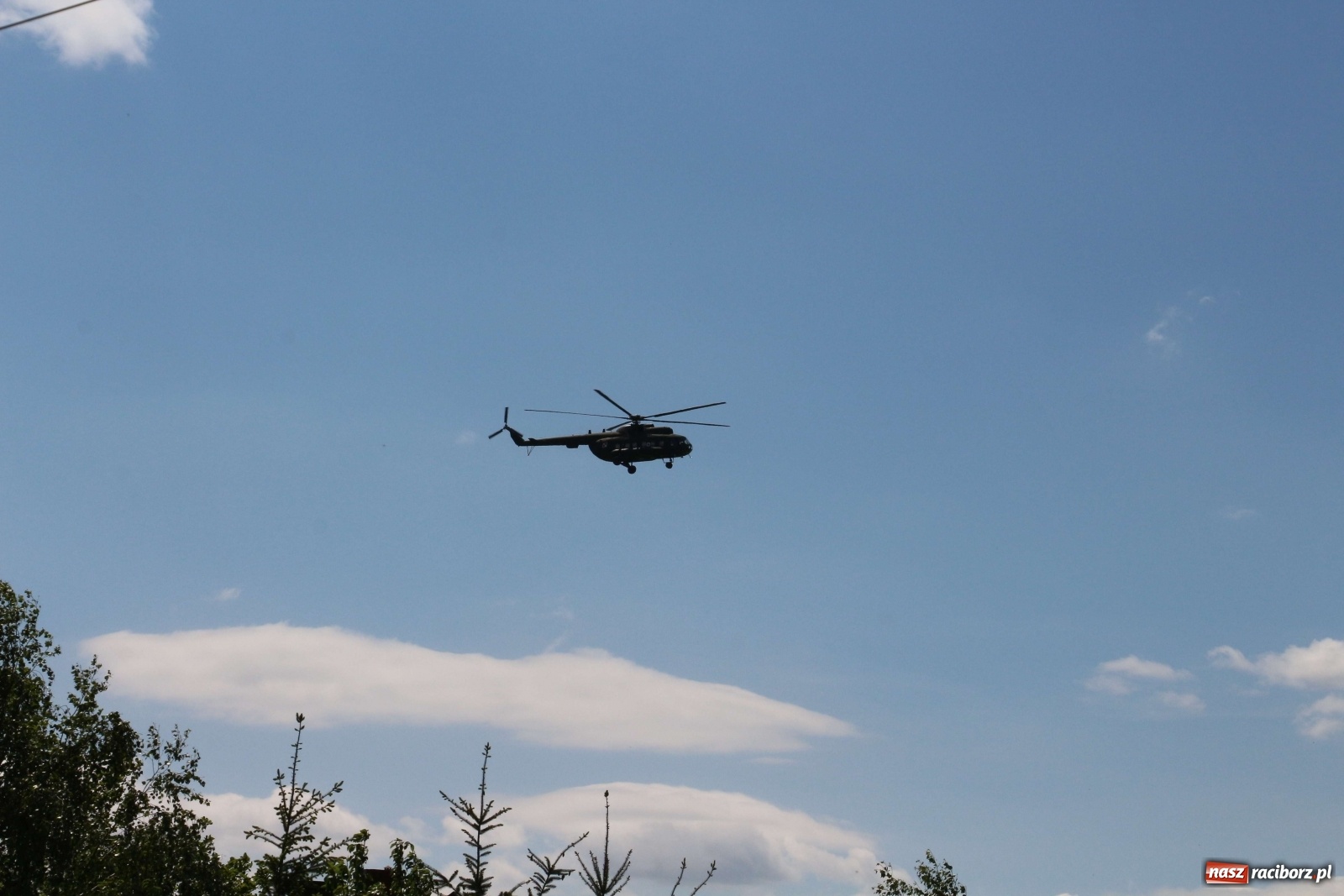 Zdjęcie w galerii na portalu naszraciborz.pl: Wojskowy śmigłowiec nad Raciborzem. Mamy wyjaśnienie MON-u  wiadomości z regionu