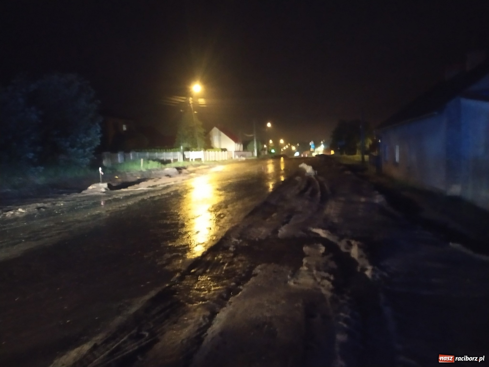 Zdjęcie w galerii na portalu naszraciborz.pl: Ulewa spowodowała zalanie dwóch domostw w Rzuchowie  wiadomości z regionu