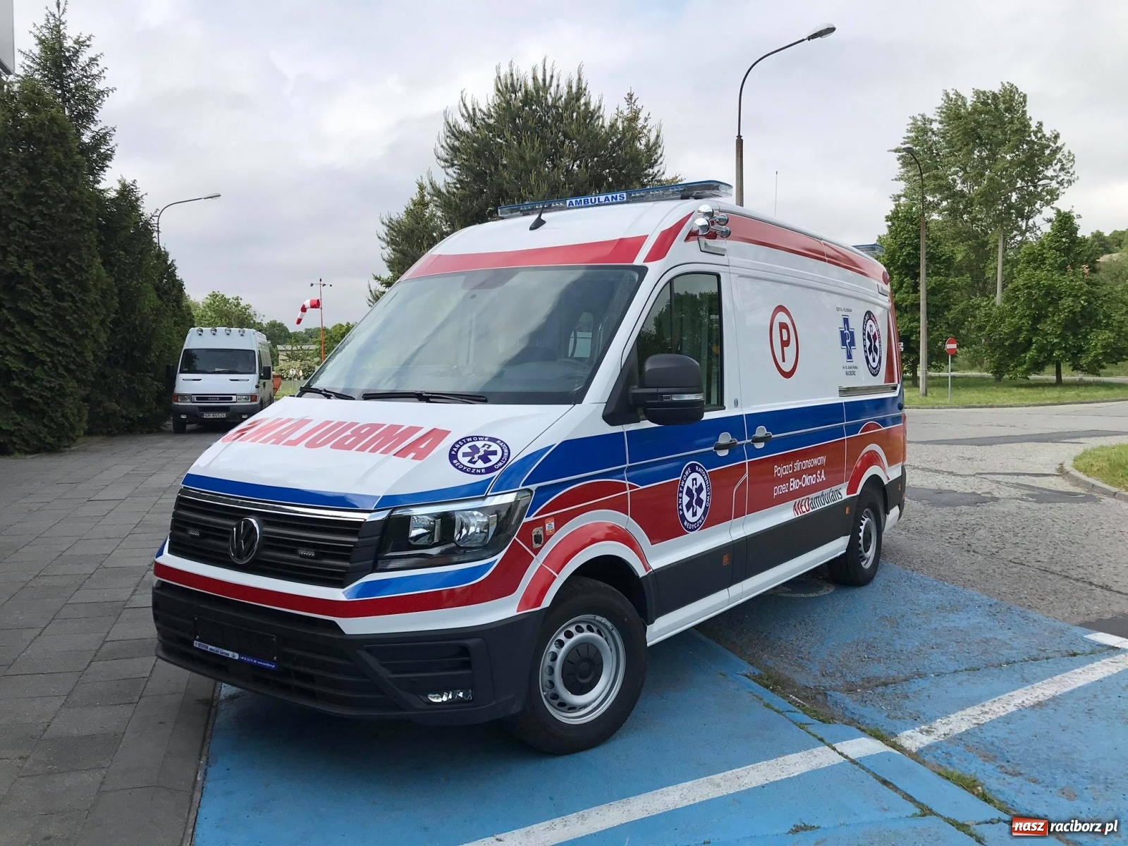 Zdjęcie w galerii na portalu naszraciborz.pl: Karetka Eko-Okien dotarła do raciborskiego szpitala wiadomości z regionu