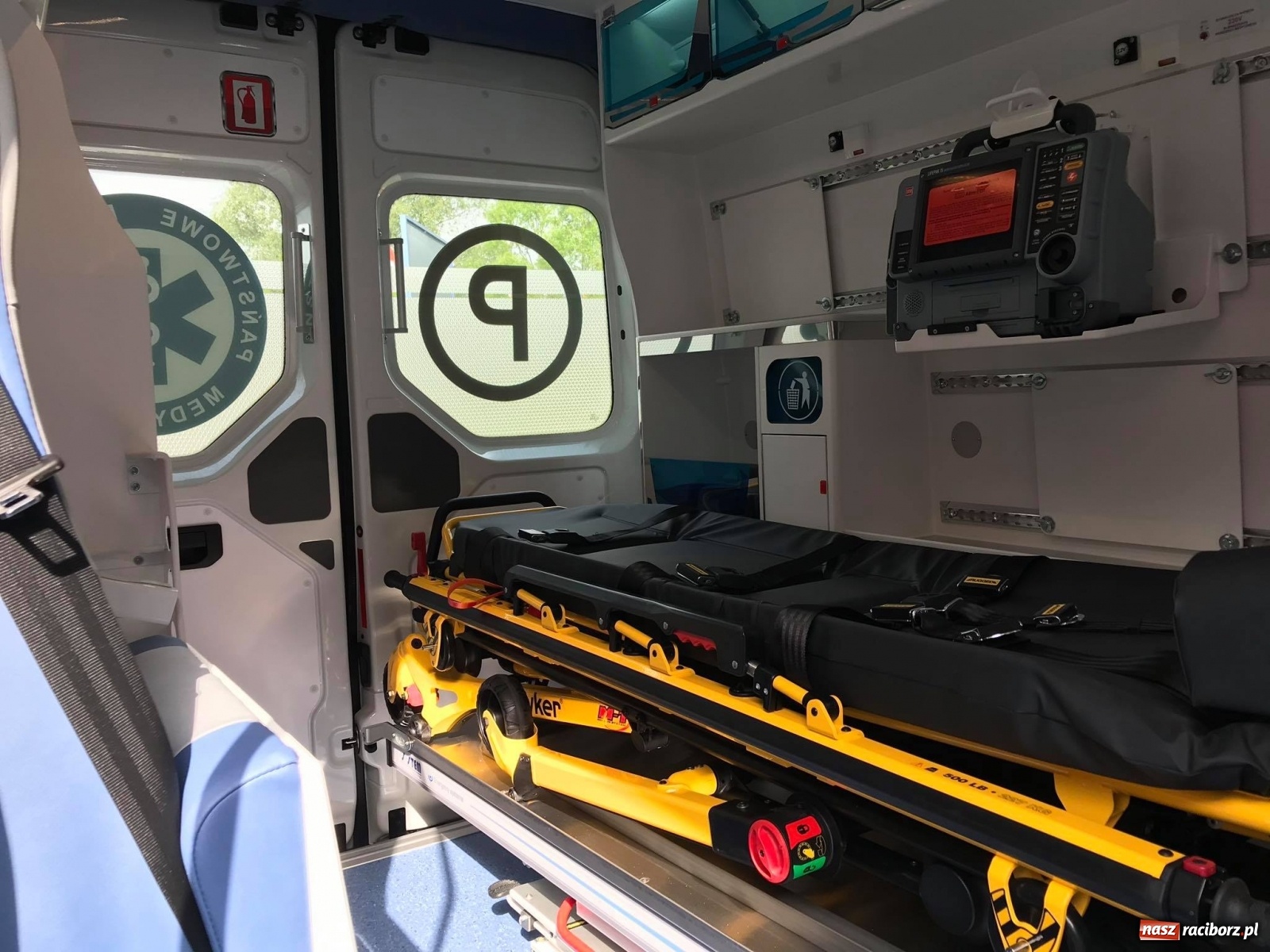 Zdjęcie w galerii na portalu naszraciborz.pl: Karetka Eko-Okien dotarła do raciborskiego szpitala wiadomości z regionu