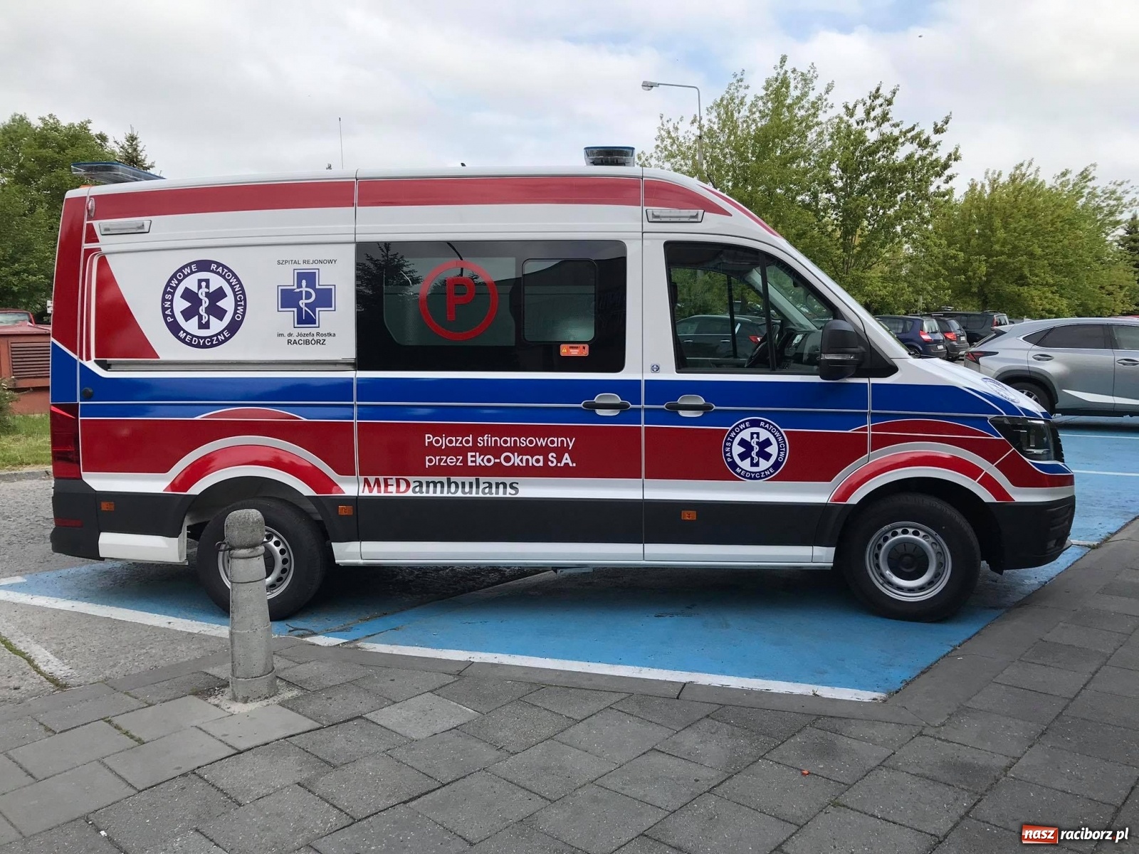 Zdjęcie w galerii na portalu naszraciborz.pl: Karetka Eko-Okien dotarła do raciborskiego szpitala wiadomości z regionu