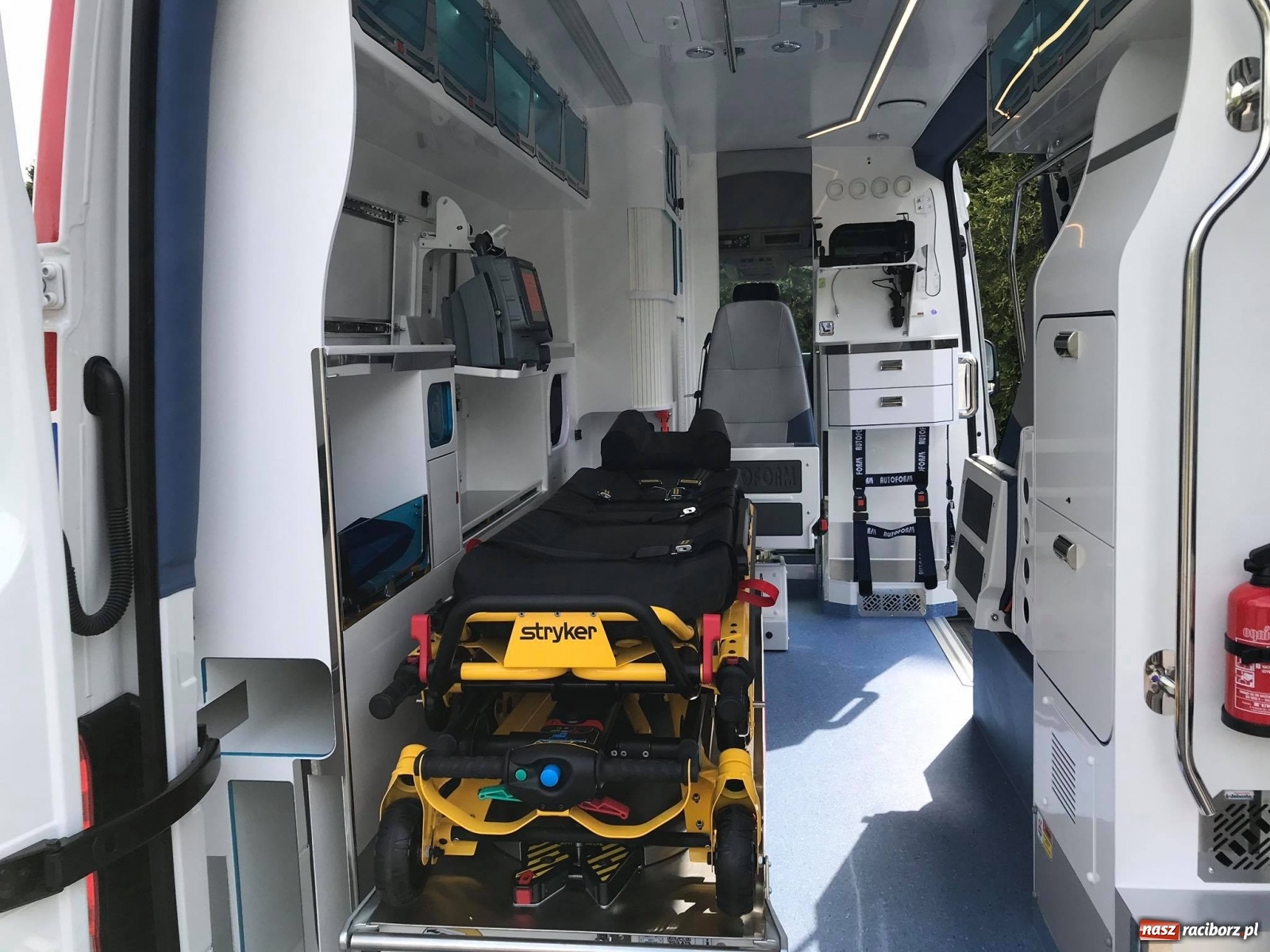 Zdjęcie w galerii na portalu naszraciborz.pl: Karetka Eko-Okien dotarła do raciborskiego szpitala wiadomości z regionu