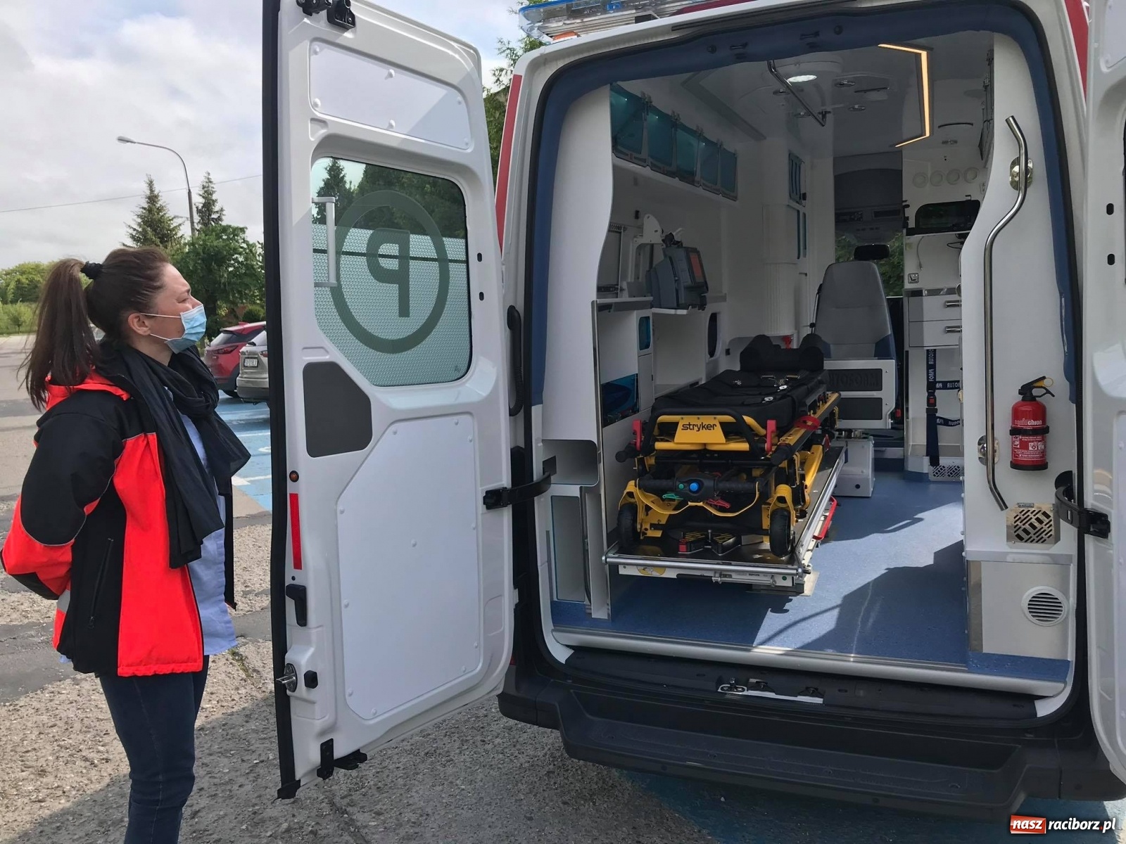 Zdjęcie w galerii na portalu naszraciborz.pl: Karetka Eko-Okien dotarła do raciborskiego szpitala wiadomości z regionu