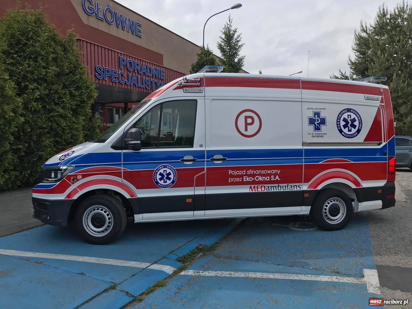 Zdjęcie w galerii na portalu naszraciborz.pl: Karetka Eko-Okien dotarła do raciborskiego szpitala wiadomości z regionu