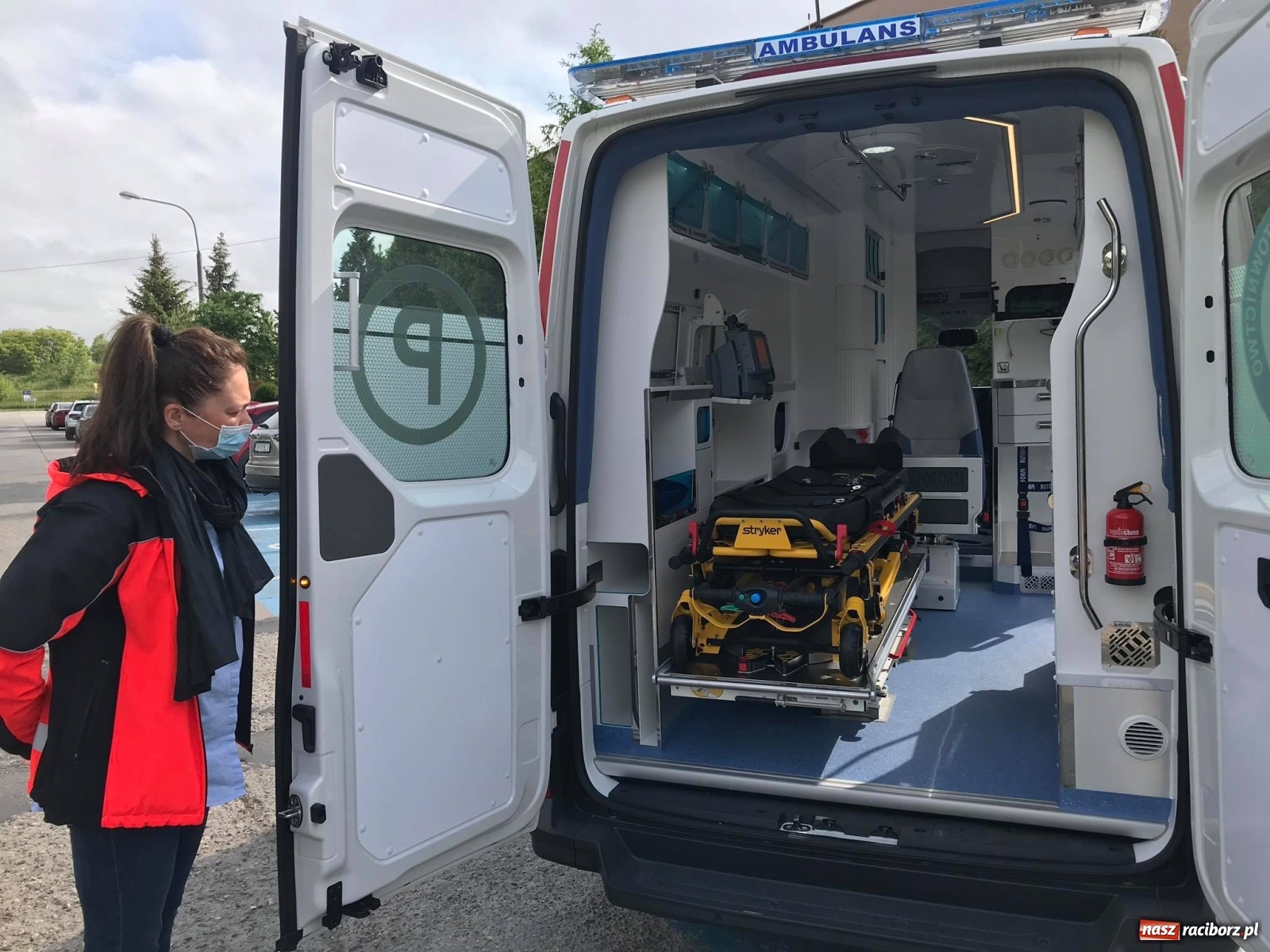 Zdjęcie w galerii na portalu naszraciborz.pl: Karetka Eko-Okien dotarła do raciborskiego szpitala wiadomości z regionu