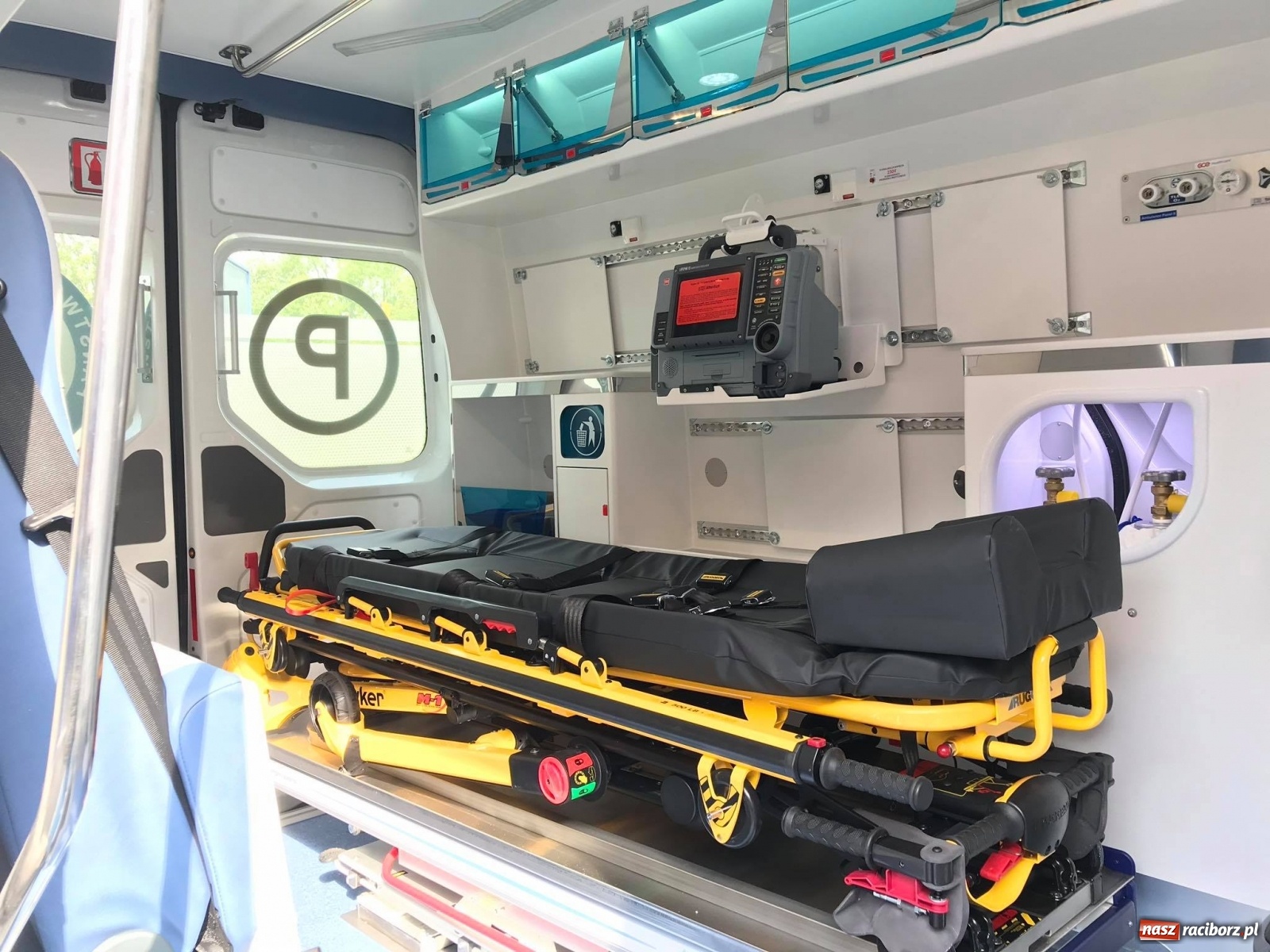 Zdjęcie w galerii na portalu naszraciborz.pl: Karetka Eko-Okien dotarła do raciborskiego szpitala wiadomości z regionu