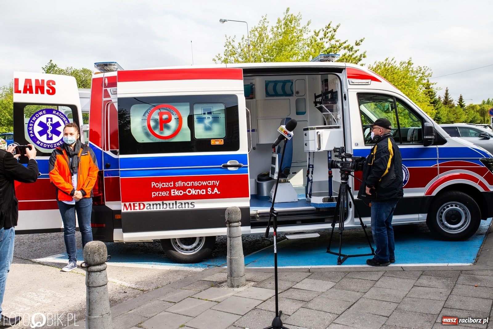 Zdjęcie w galerii na portalu naszraciborz.pl: Karetka Eko-Okien dotarła do raciborskiego szpitala wiadomości z regionu