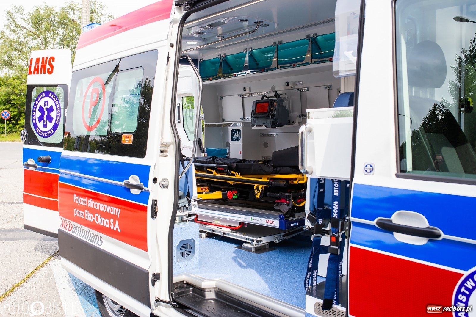 Zdjęcie w galerii na portalu naszraciborz.pl: Karetka Eko-Okien dotarła do raciborskiego szpitala wiadomości z regionu