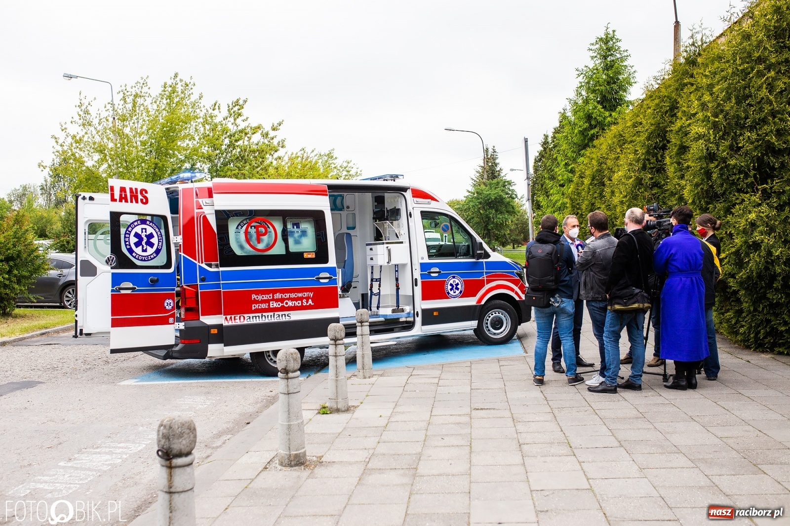 Zdjęcie w galerii na portalu naszraciborz.pl: Karetka Eko-Okien dotarła do raciborskiego szpitala wiadomości z regionu