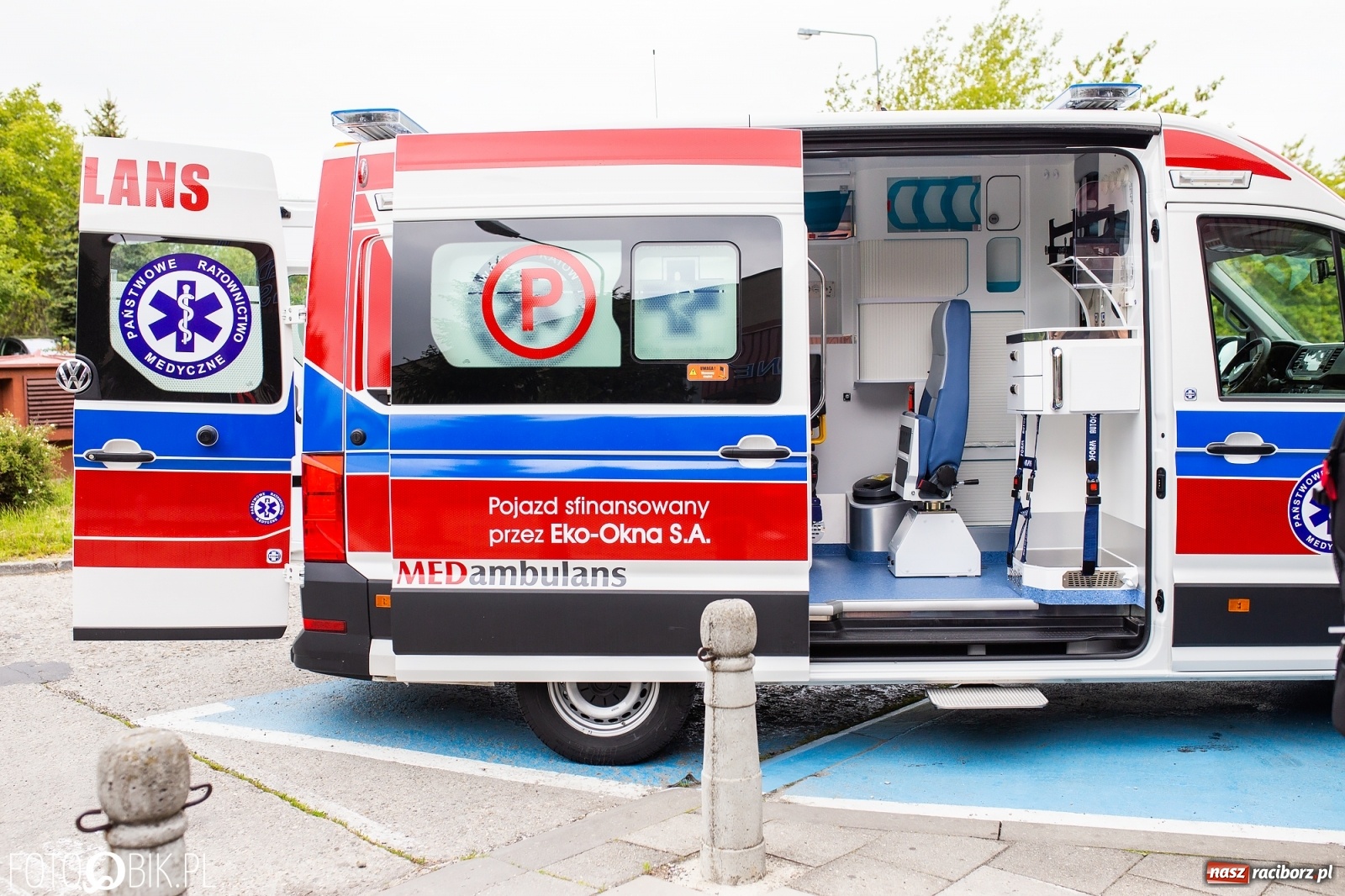 Zdjęcie w galerii na portalu naszraciborz.pl: Karetka Eko-Okien dotarła do raciborskiego szpitala wiadomości z regionu