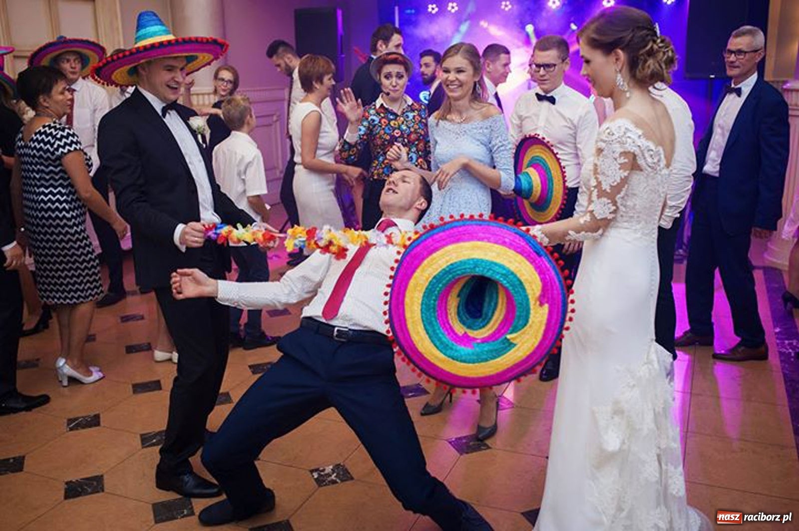 Zdjęcie w galerii na portalu naszraciborz.pl: #hot16challenge2 - RAP z Gramofonu wiadomości z regionu