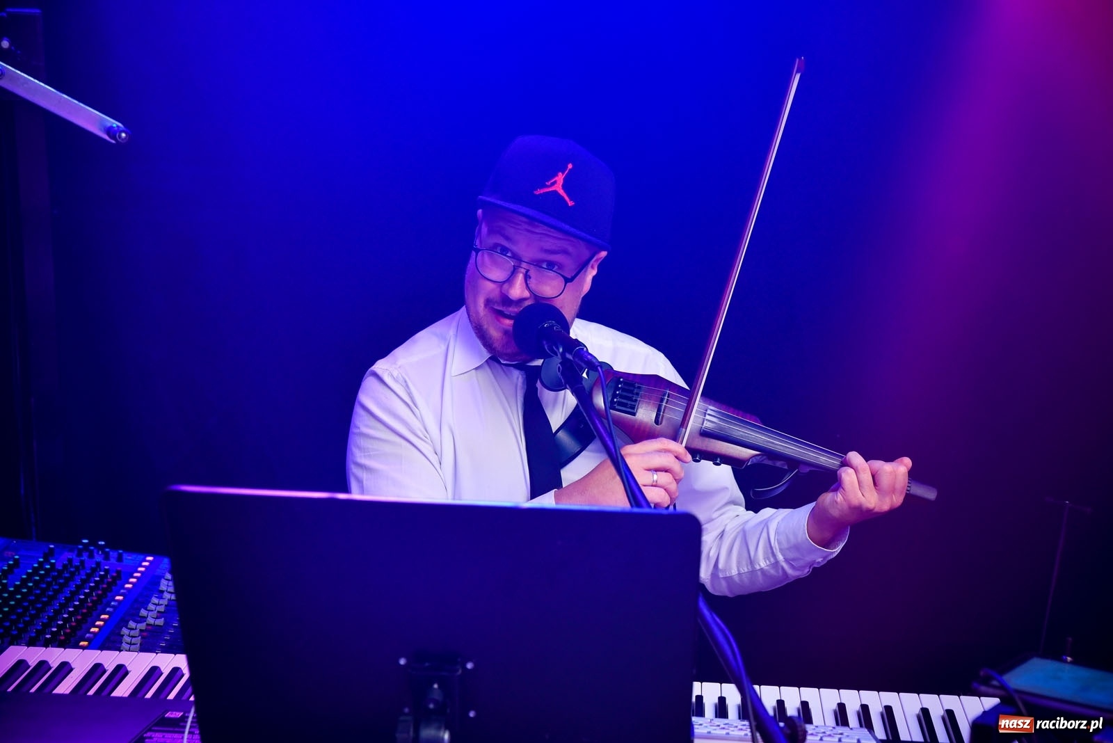 Zdjęcie w galerii na portalu naszraciborz.pl: #hot16challenge2 - RAP z Gramofonu wiadomości z regionu