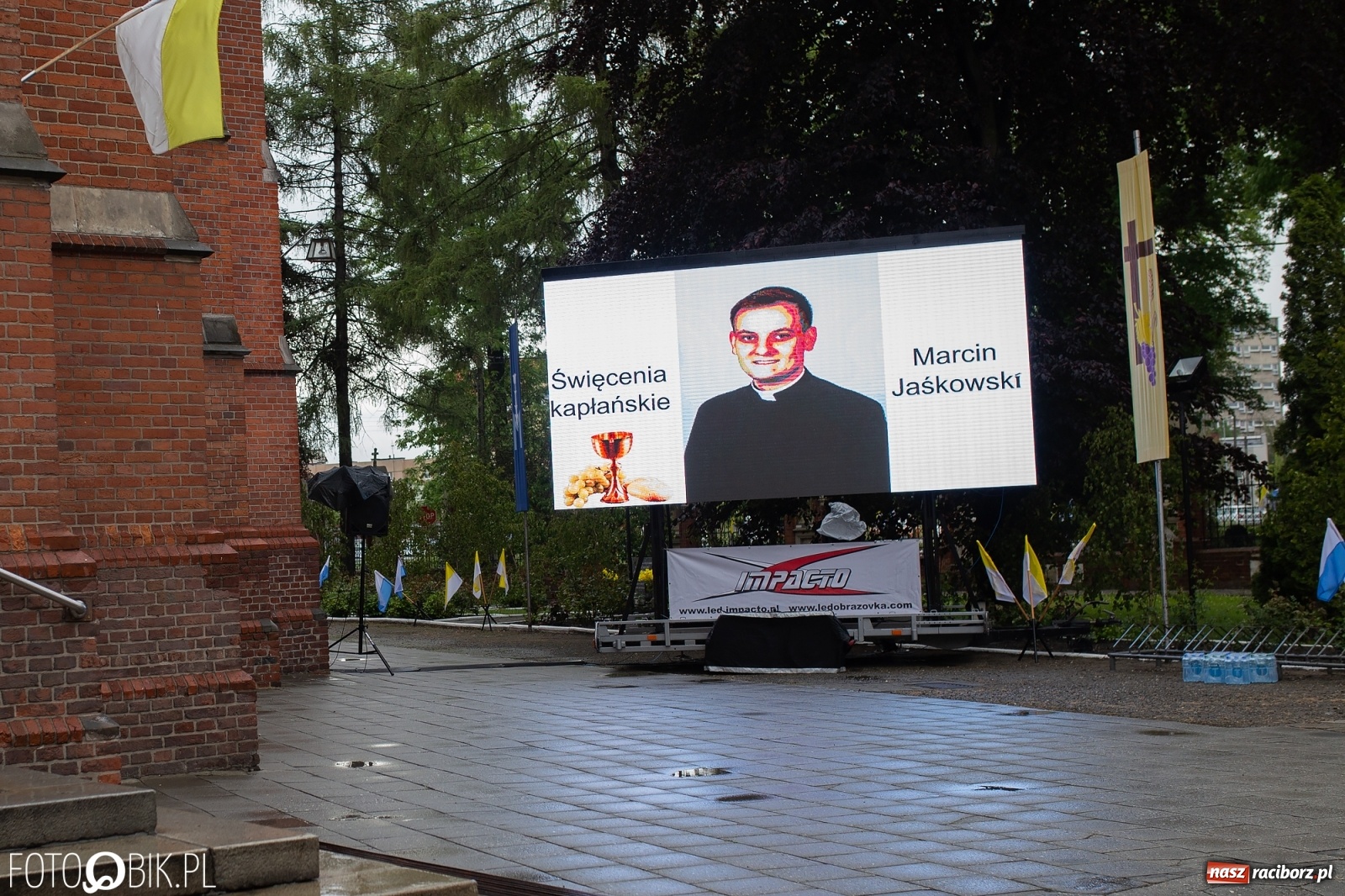 Zdjęcie w galerii na portalu naszraciborz.pl: Racibórz ma nowego kapłana. Święcenia ks. Marcina Jaśkowskiego na Ostrogu [FOTO] wiadomości z regionu