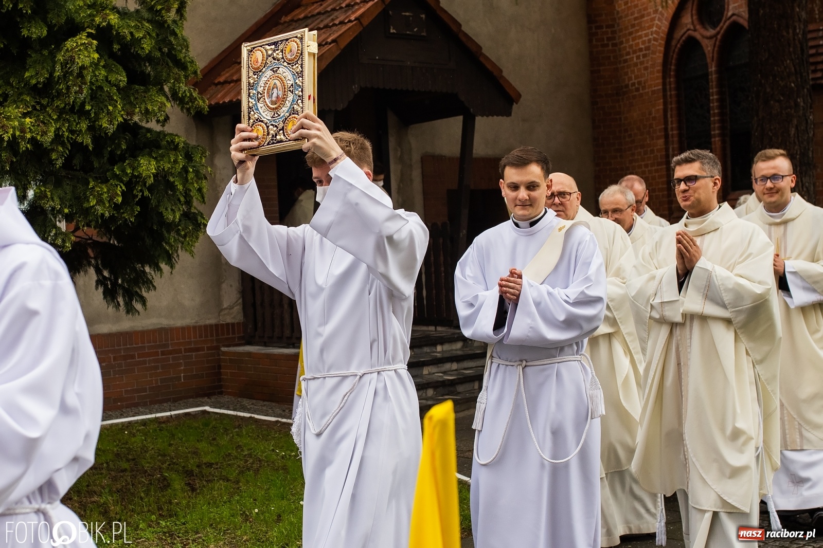 Zdjęcie w galerii na portalu naszraciborz.pl: Racibórz ma nowego kapłana. Święcenia ks. Marcina Jaśkowskiego na Ostrogu [FOTO] wiadomości z regionu