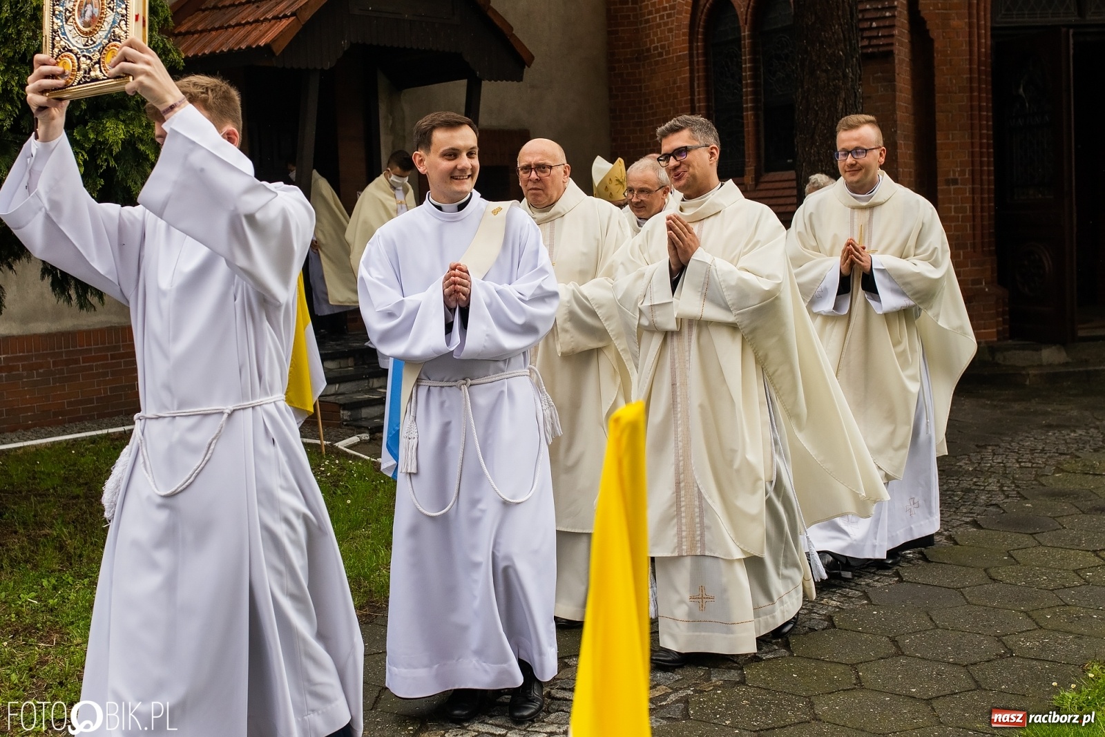 Zdjęcie w galerii na portalu naszraciborz.pl: Racibórz ma nowego kapłana. Święcenia ks. Marcina Jaśkowskiego na Ostrogu [FOTO] wiadomości z regionu