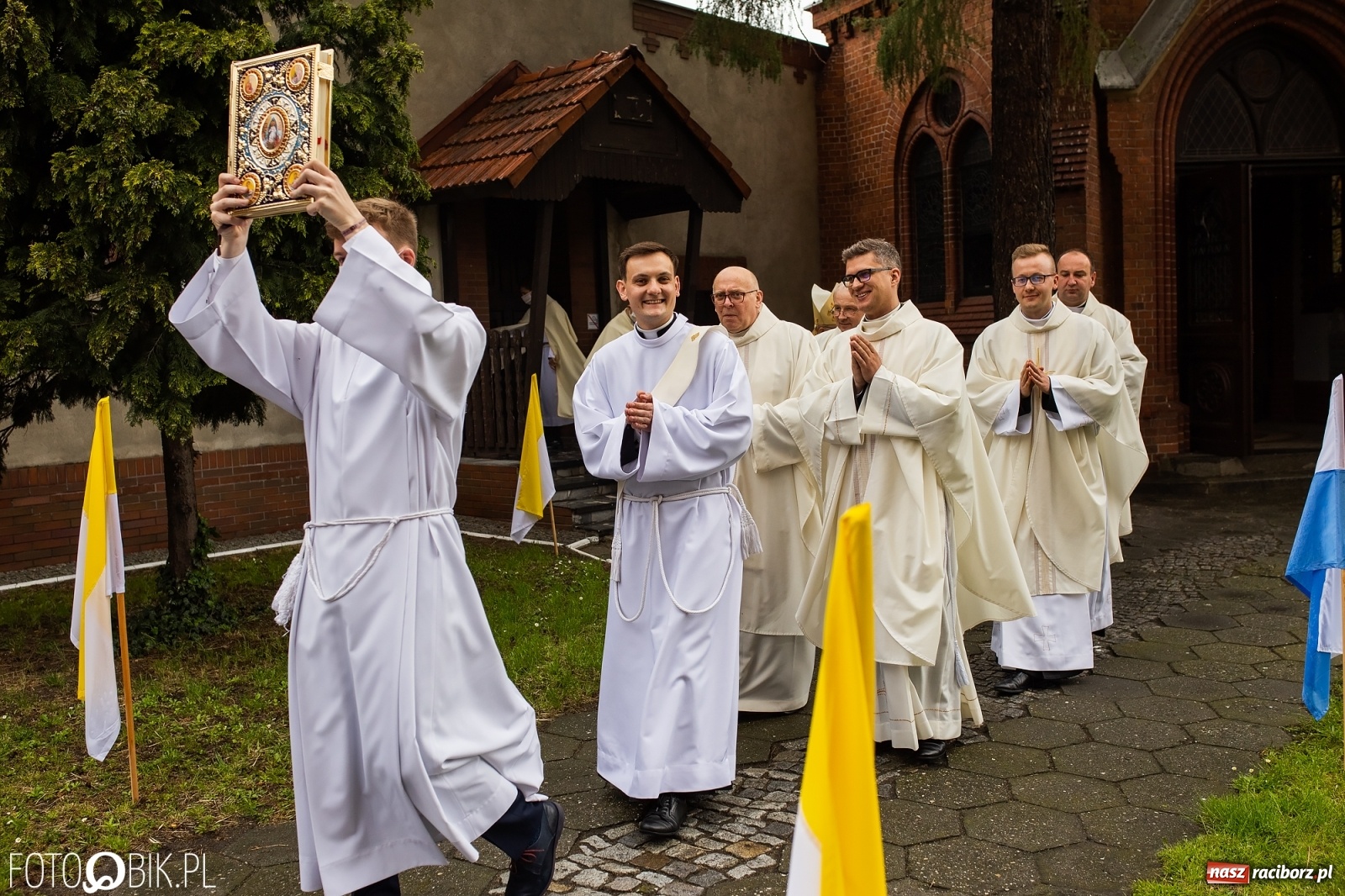 Zdjęcie w galerii na portalu naszraciborz.pl: Racibórz ma nowego kapłana. Święcenia ks. Marcina Jaśkowskiego na Ostrogu [FOTO] wiadomości z regionu