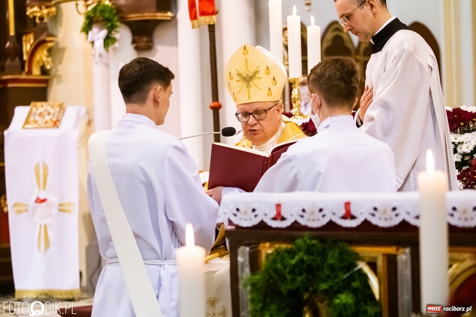 Zdjęcie w galerii na portalu naszraciborz.pl: Racibórz ma nowego kapłana. Święcenia ks. Marcina Jaśkowskiego na Ostrogu [FOTO] wiadomości z regionu