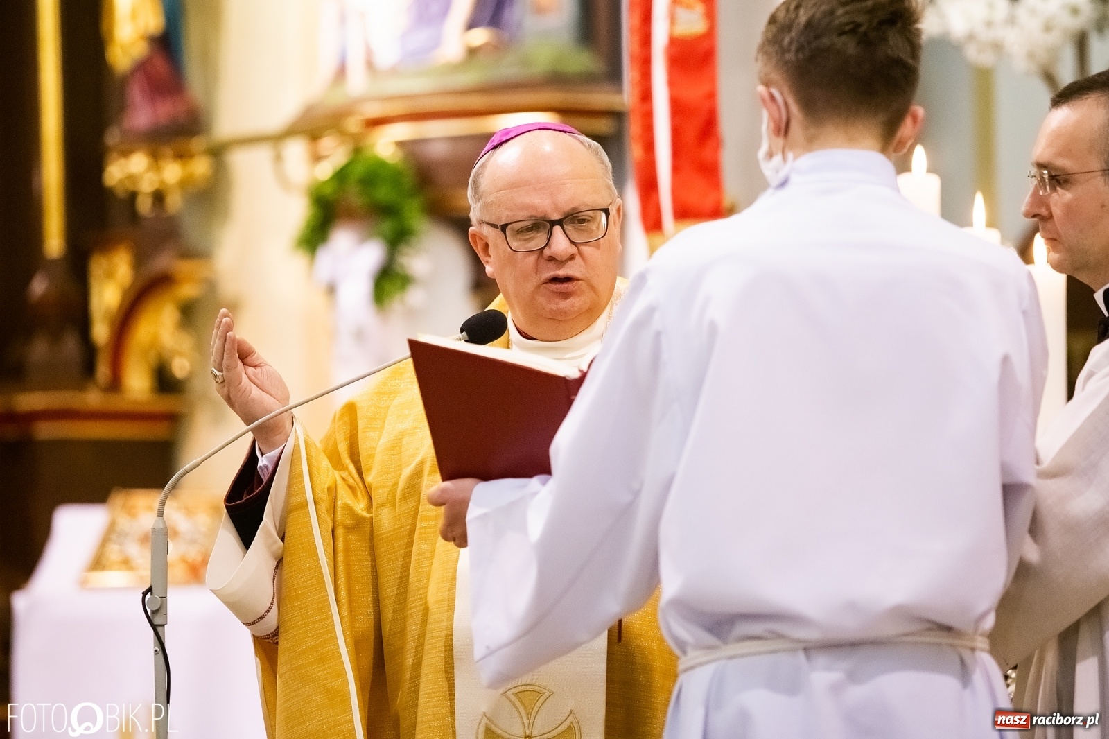 Zdjęcie w galerii na portalu naszraciborz.pl: Racibórz ma nowego kapłana. Święcenia ks. Marcina Jaśkowskiego na Ostrogu [FOTO] wiadomości z regionu