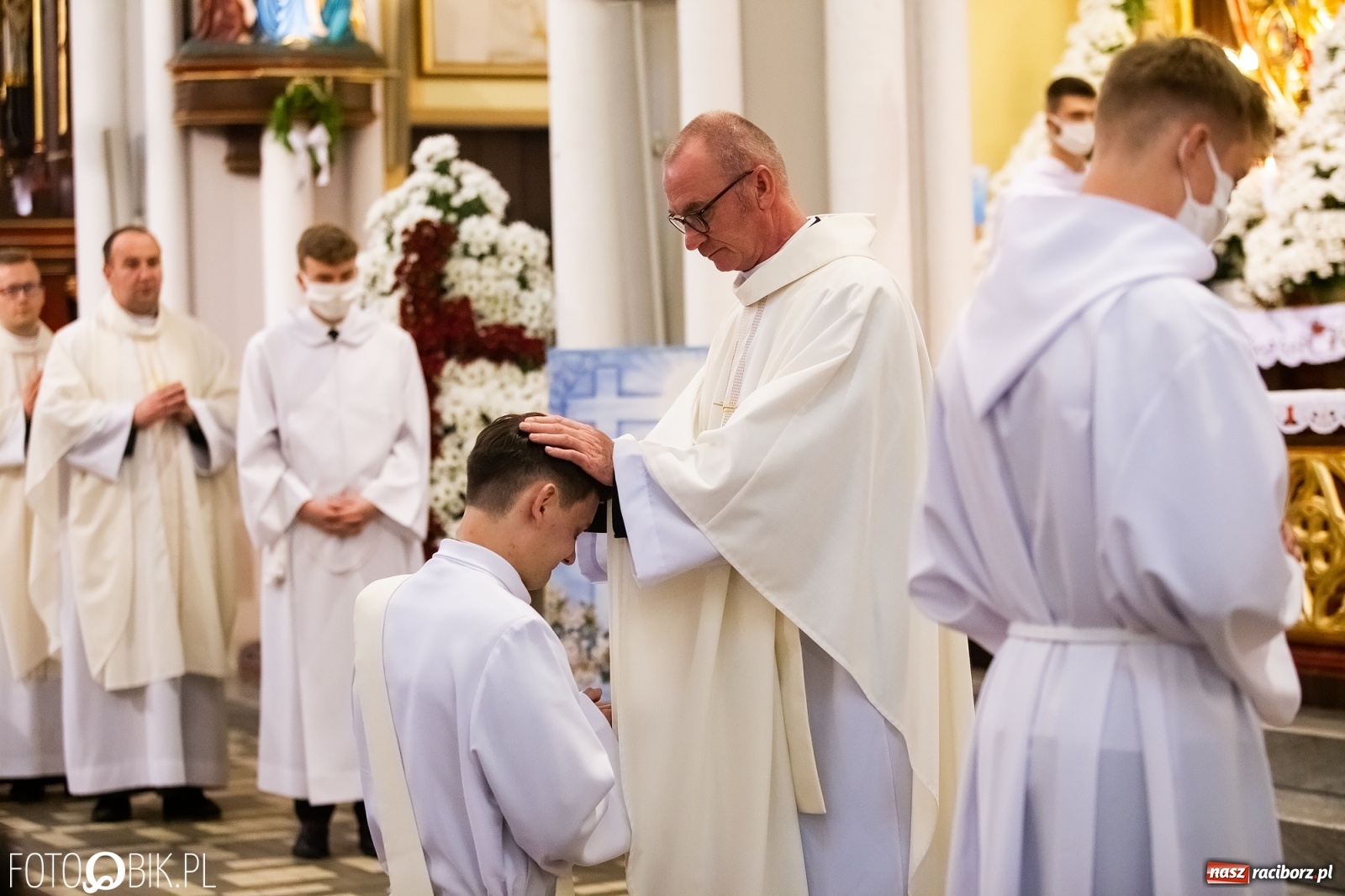 Zdjęcie w galerii na portalu naszraciborz.pl: Racibórz ma nowego kapłana. Święcenia ks. Marcina Jaśkowskiego na Ostrogu [FOTO] wiadomości z regionu