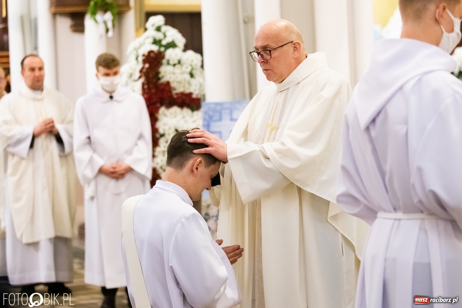 Zdjęcie w galerii na portalu naszraciborz.pl: Racibórz ma nowego kapłana. Święcenia ks. Marcina Jaśkowskiego na Ostrogu [FOTO] wiadomości z regionu