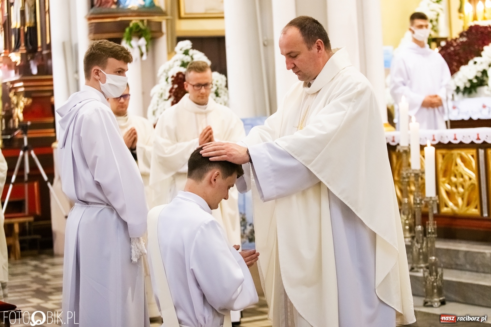 Zdjęcie w galerii na portalu naszraciborz.pl: Racibórz ma nowego kapłana. Święcenia ks. Marcina Jaśkowskiego na Ostrogu [FOTO] wiadomości z regionu