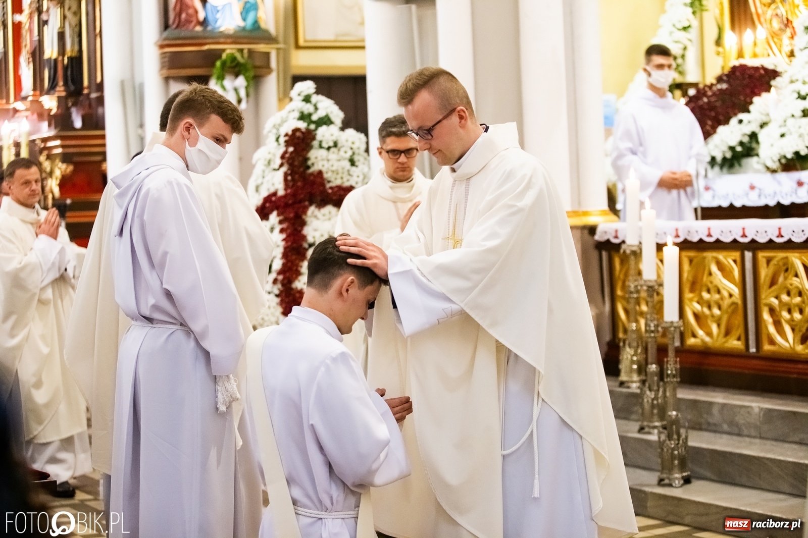 Zdjęcie w galerii na portalu naszraciborz.pl: Racibórz ma nowego kapłana. Święcenia ks. Marcina Jaśkowskiego na Ostrogu [FOTO] wiadomości z regionu