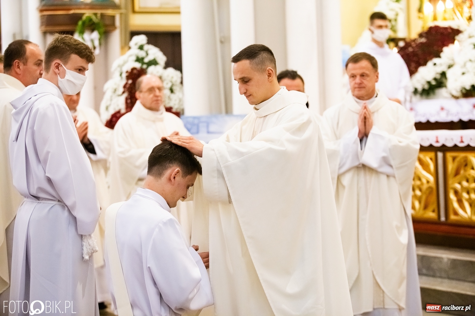 Zdjęcie w galerii na portalu naszraciborz.pl: Racibórz ma nowego kapłana. Święcenia ks. Marcina Jaśkowskiego na Ostrogu [FOTO] wiadomości z regionu