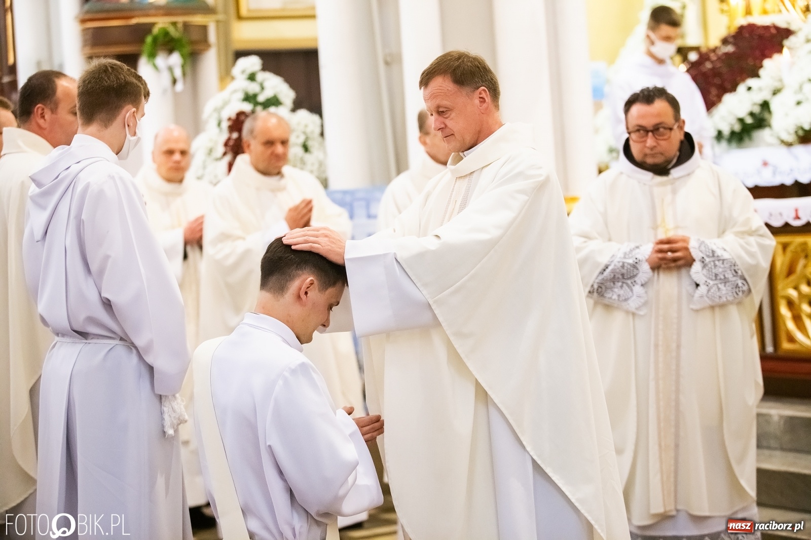 Zdjęcie w galerii na portalu naszraciborz.pl: Racibórz ma nowego kapłana. Święcenia ks. Marcina Jaśkowskiego na Ostrogu [FOTO] wiadomości z regionu