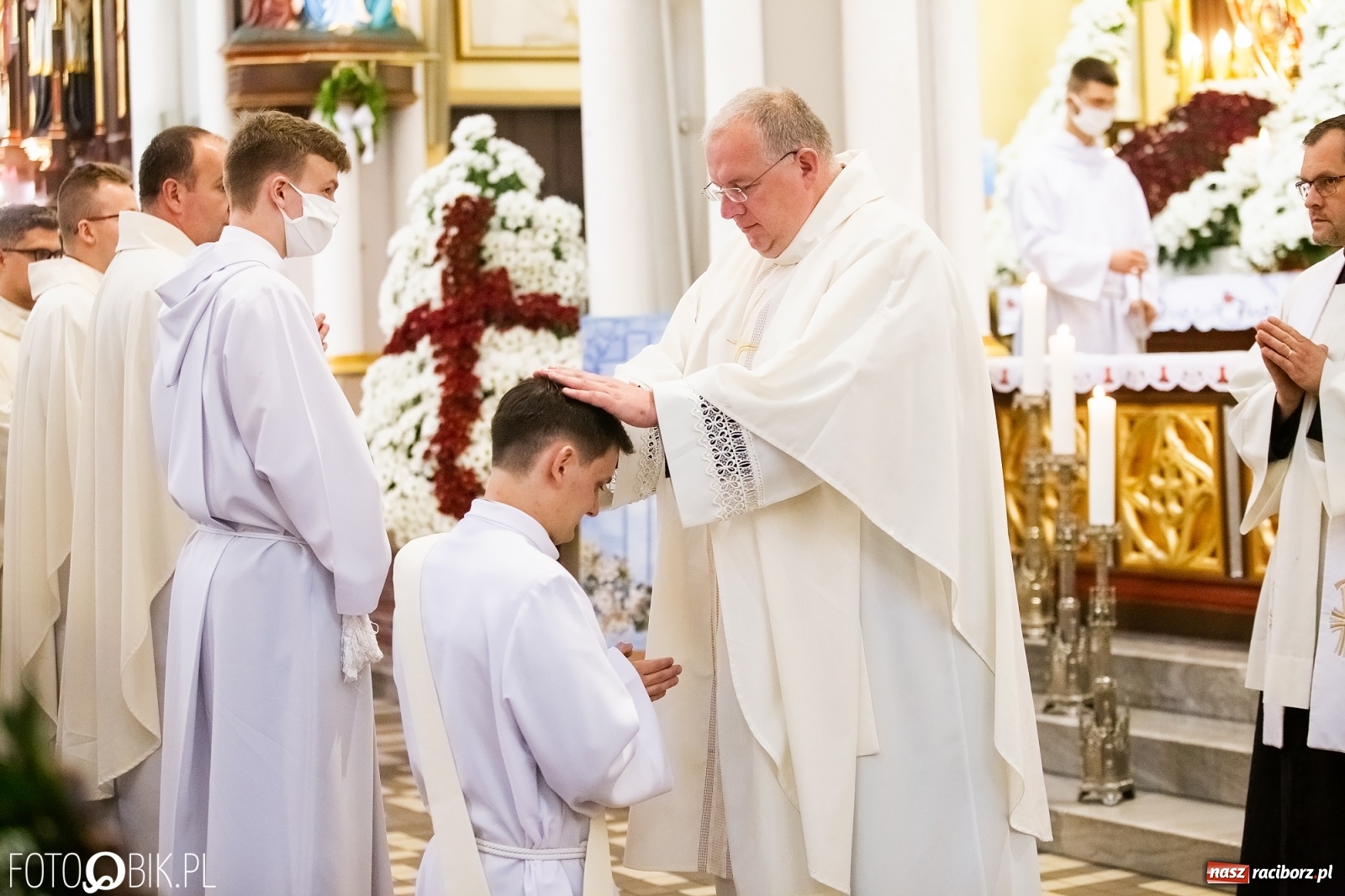 Zdjęcie w galerii na portalu naszraciborz.pl: Racibórz ma nowego kapłana. Święcenia ks. Marcina Jaśkowskiego na Ostrogu [FOTO] wiadomości z regionu