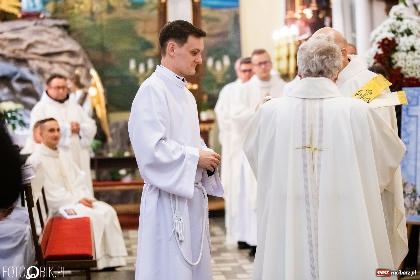 Zdjęcie w galerii na portalu naszraciborz.pl: Racibórz ma nowego kapłana. Święcenia ks. Marcina Jaśkowskiego na Ostrogu [FOTO] wiadomości z regionu
