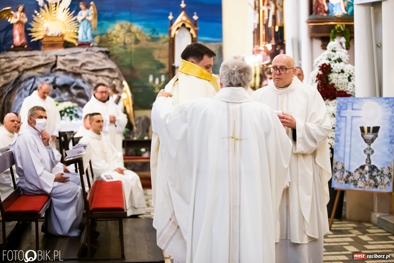 Zdjęcie w galerii na portalu naszraciborz.pl: Racibórz ma nowego kapłana. Święcenia ks. Marcina Jaśkowskiego na Ostrogu [FOTO] wiadomości z regionu