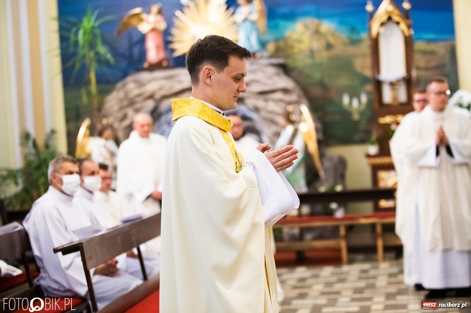 Zdjęcie w galerii na portalu naszraciborz.pl: Racibórz ma nowego kapłana. Święcenia ks. Marcina Jaśkowskiego na Ostrogu [FOTO] wiadomości z regionu