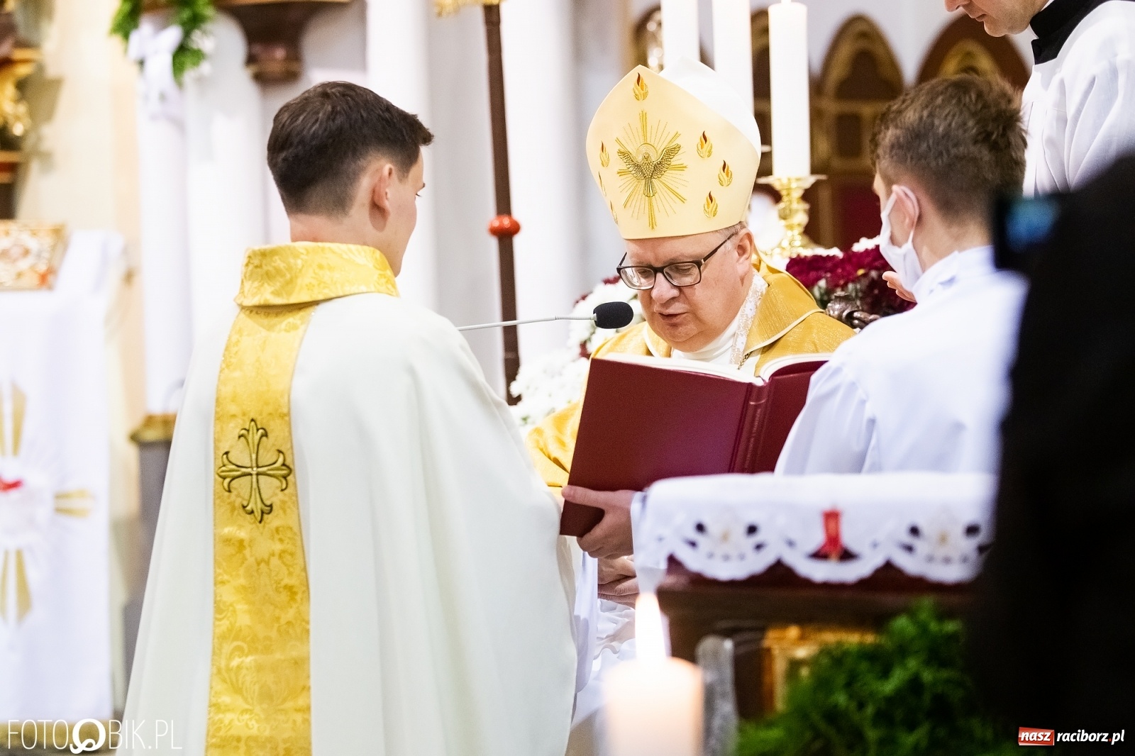 Zdjęcie w galerii na portalu naszraciborz.pl: Racibórz ma nowego kapłana. Święcenia ks. Marcina Jaśkowskiego na Ostrogu [FOTO] wiadomości z regionu