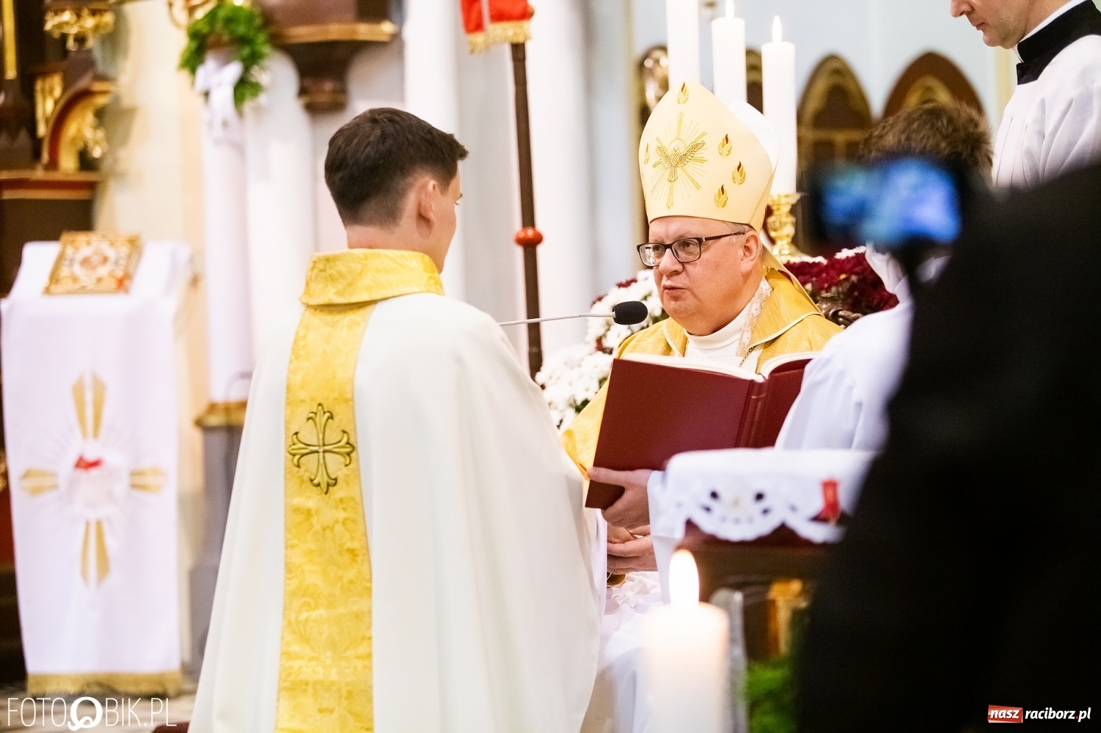 Zdjęcie w galerii na portalu naszraciborz.pl: Racibórz ma nowego kapłana. Święcenia ks. Marcina Jaśkowskiego na Ostrogu [FOTO] wiadomości z regionu