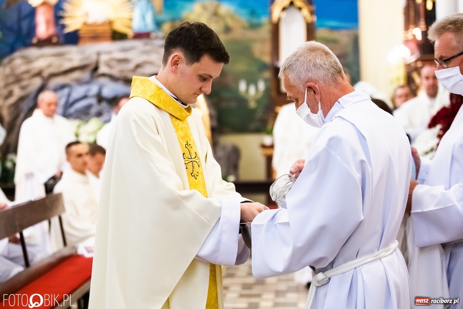 Zdjęcie w galerii na portalu naszraciborz.pl: Racibórz ma nowego kapłana. Święcenia ks. Marcina Jaśkowskiego na Ostrogu [FOTO] wiadomości z regionu