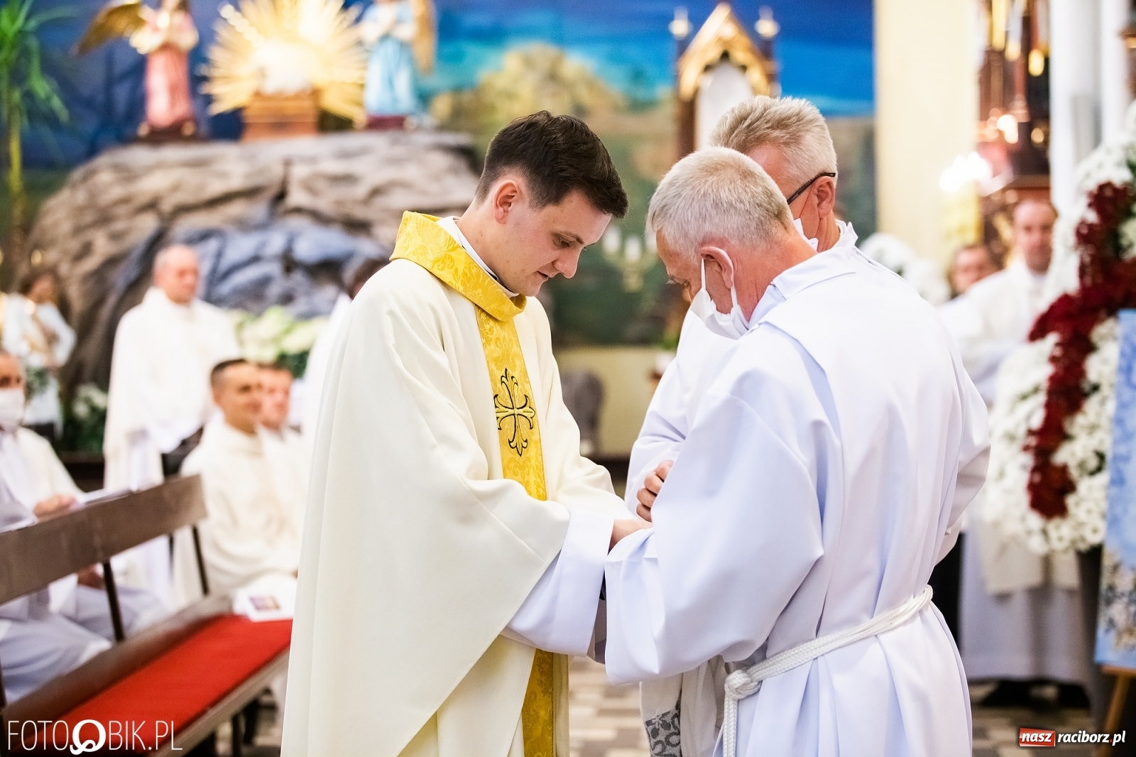 Zdjęcie w galerii na portalu naszraciborz.pl: Racibórz ma nowego kapłana. Święcenia ks. Marcina Jaśkowskiego na Ostrogu [FOTO] wiadomości z regionu