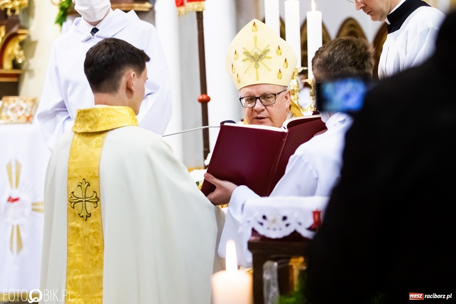 Zdjęcie w galerii na portalu naszraciborz.pl: Racibórz ma nowego kapłana. Święcenia ks. Marcina Jaśkowskiego na Ostrogu [FOTO] wiadomości z regionu
