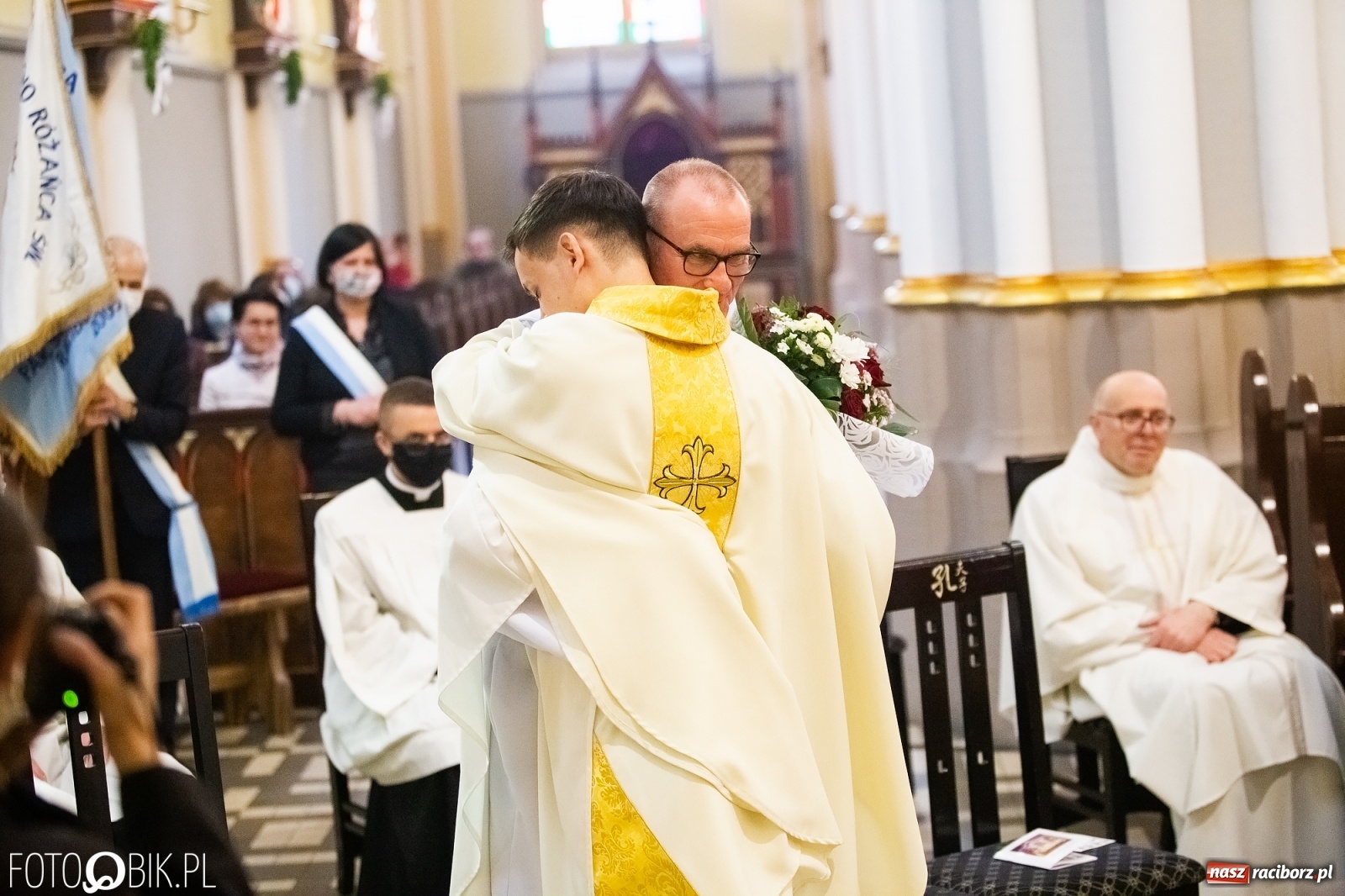 Zdjęcie w galerii na portalu naszraciborz.pl: Racibórz ma nowego kapłana. Święcenia ks. Marcina Jaśkowskiego na Ostrogu [FOTO] wiadomości z regionu
