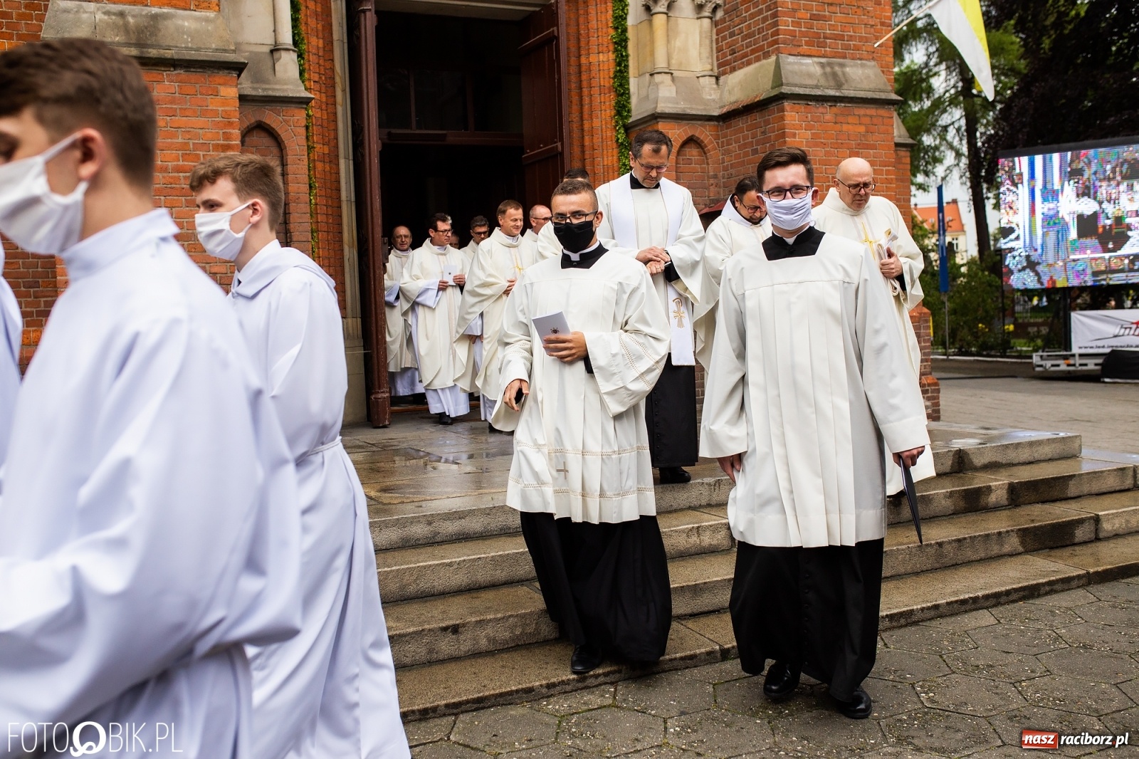 Zdjęcie w galerii na portalu naszraciborz.pl: Racibórz ma nowego kapłana. Święcenia ks. Marcina Jaśkowskiego na Ostrogu [FOTO] wiadomości z regionu
