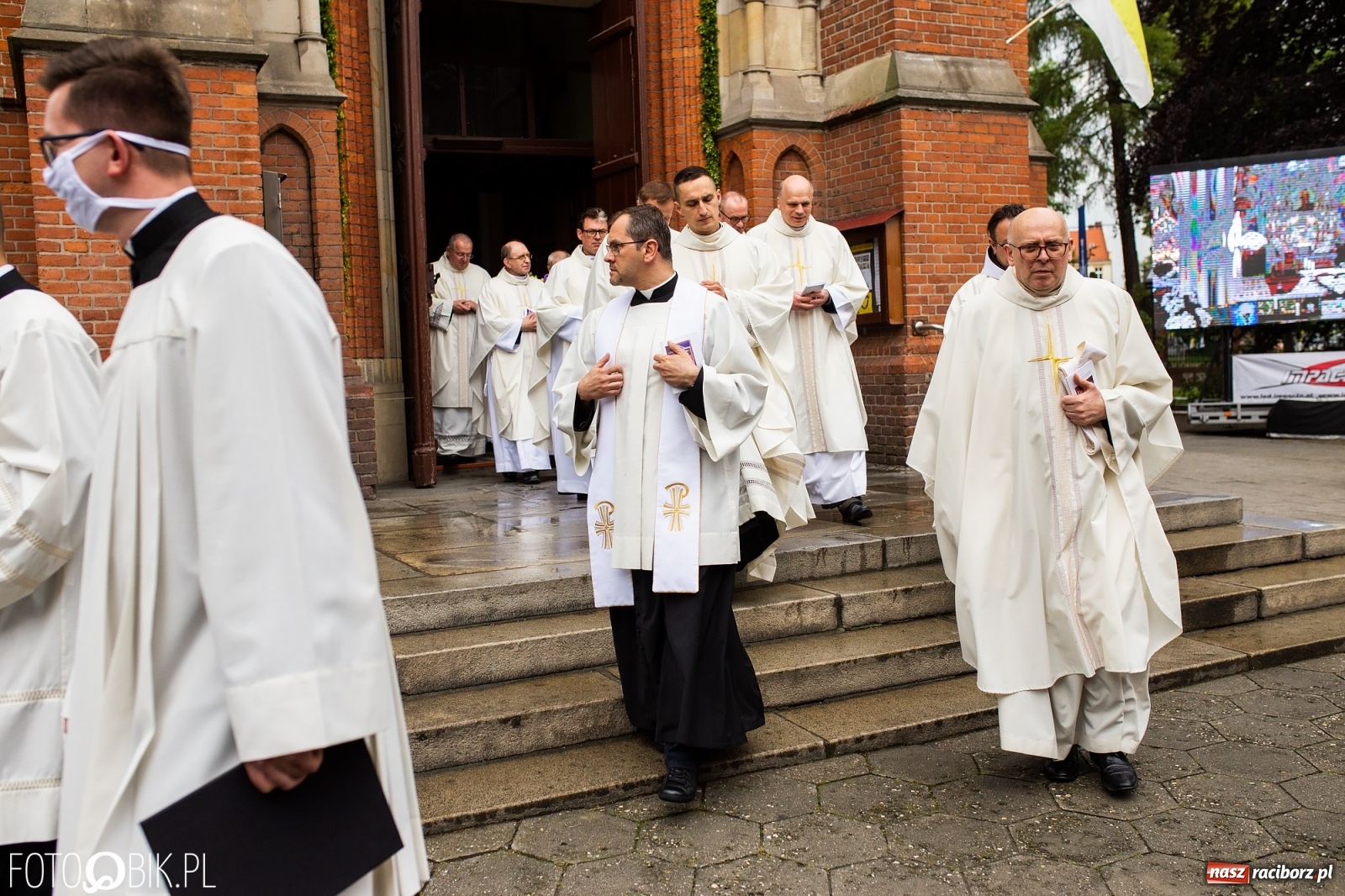 Zdjęcie w galerii na portalu naszraciborz.pl: Racibórz ma nowego kapłana. Święcenia ks. Marcina Jaśkowskiego na Ostrogu [FOTO] wiadomości z regionu