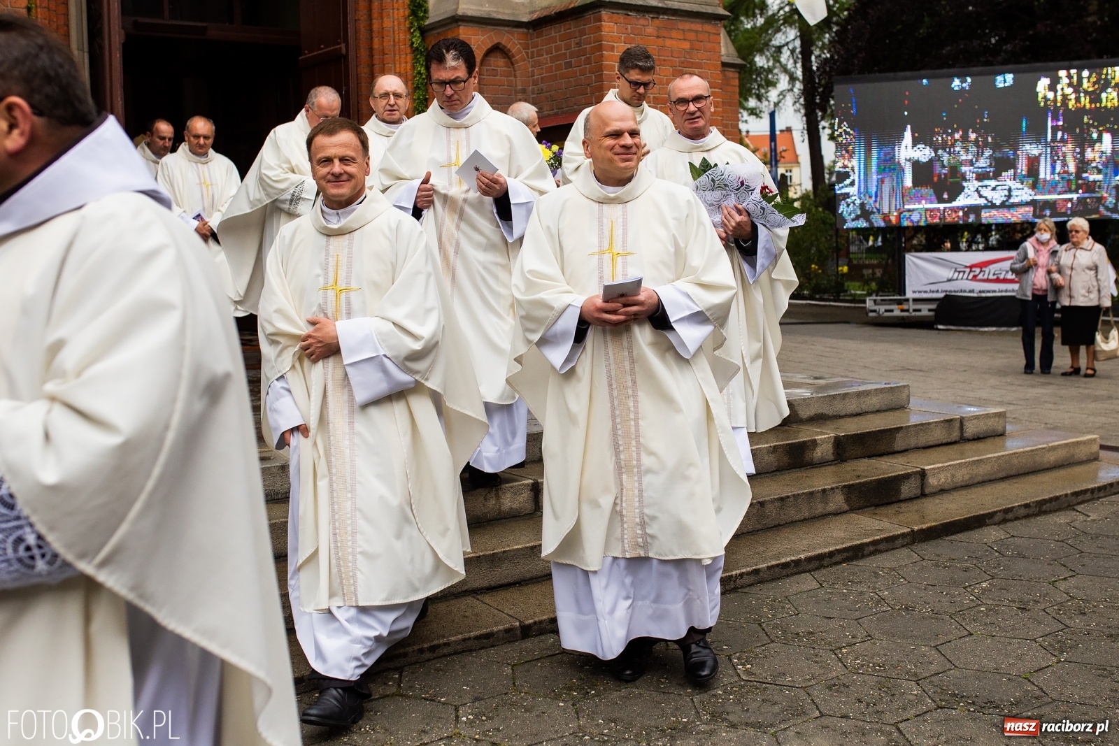 Zdjęcie w galerii na portalu naszraciborz.pl: Racibórz ma nowego kapłana. Święcenia ks. Marcina Jaśkowskiego na Ostrogu [FOTO] wiadomości z regionu